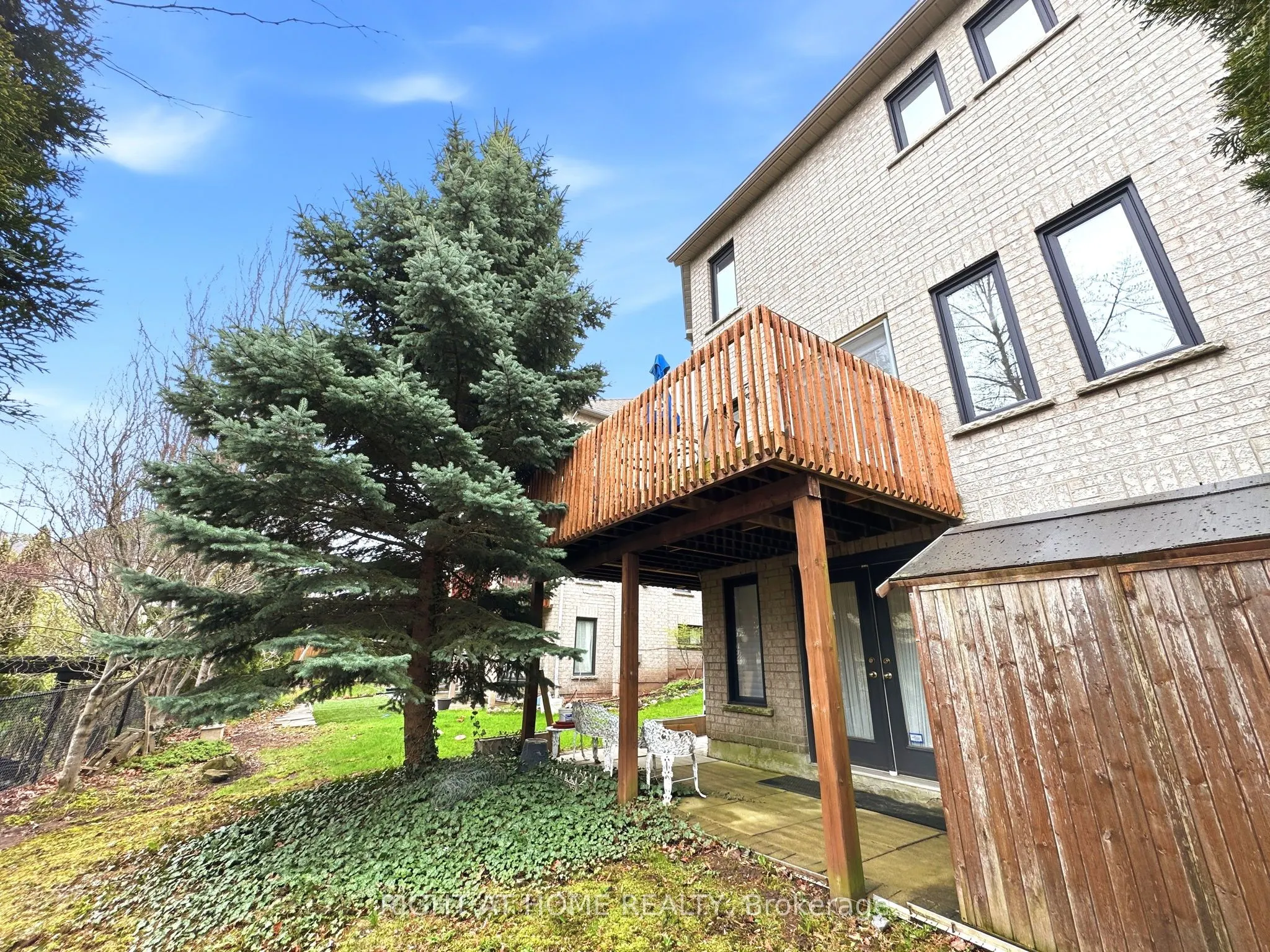2121 Pinevalley Crescent