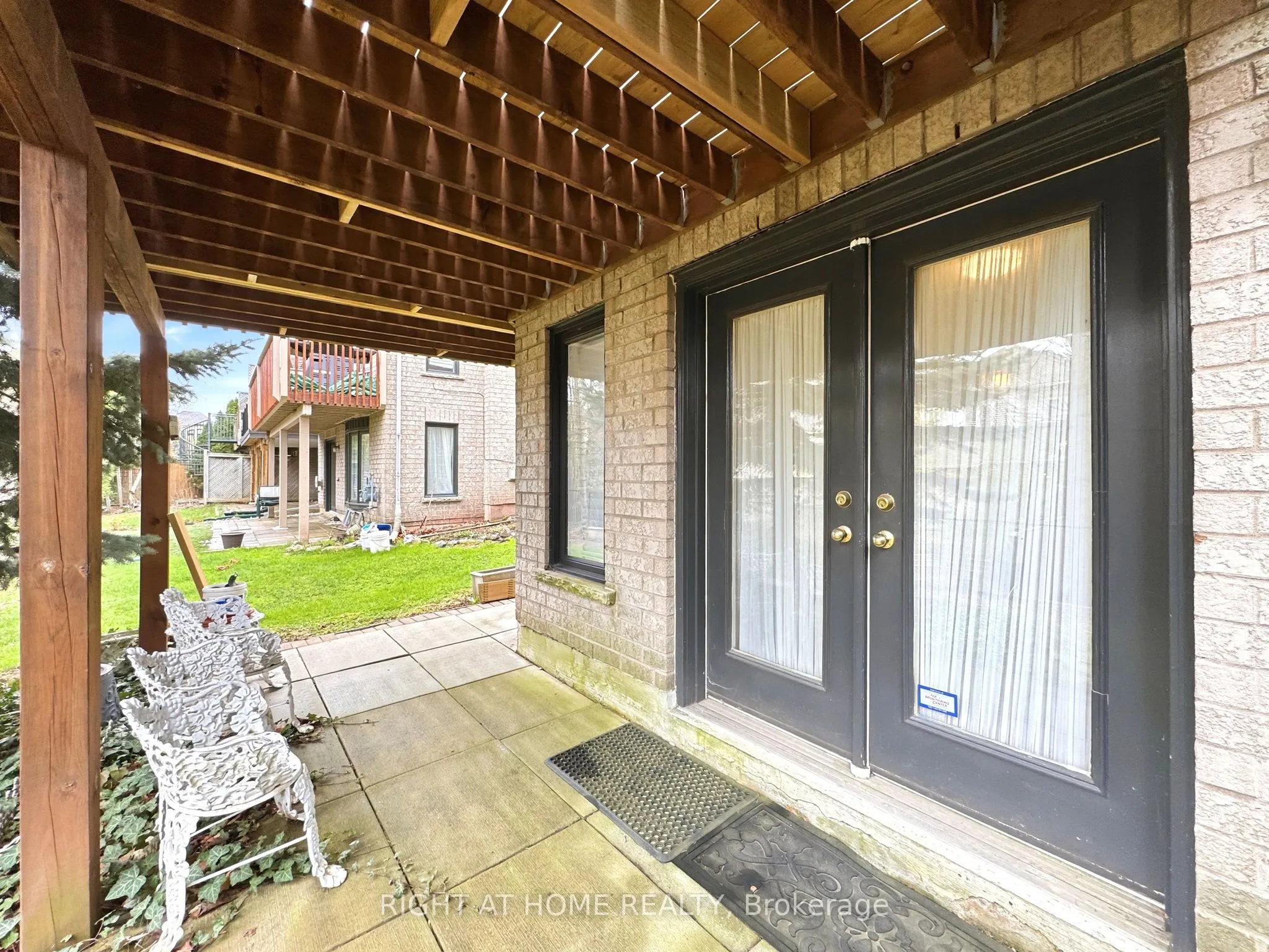 2121 Pinevalley Crescent