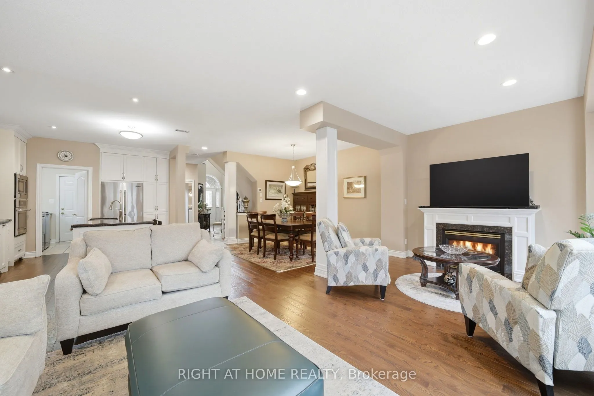 2121 Pinevalley Crescent
