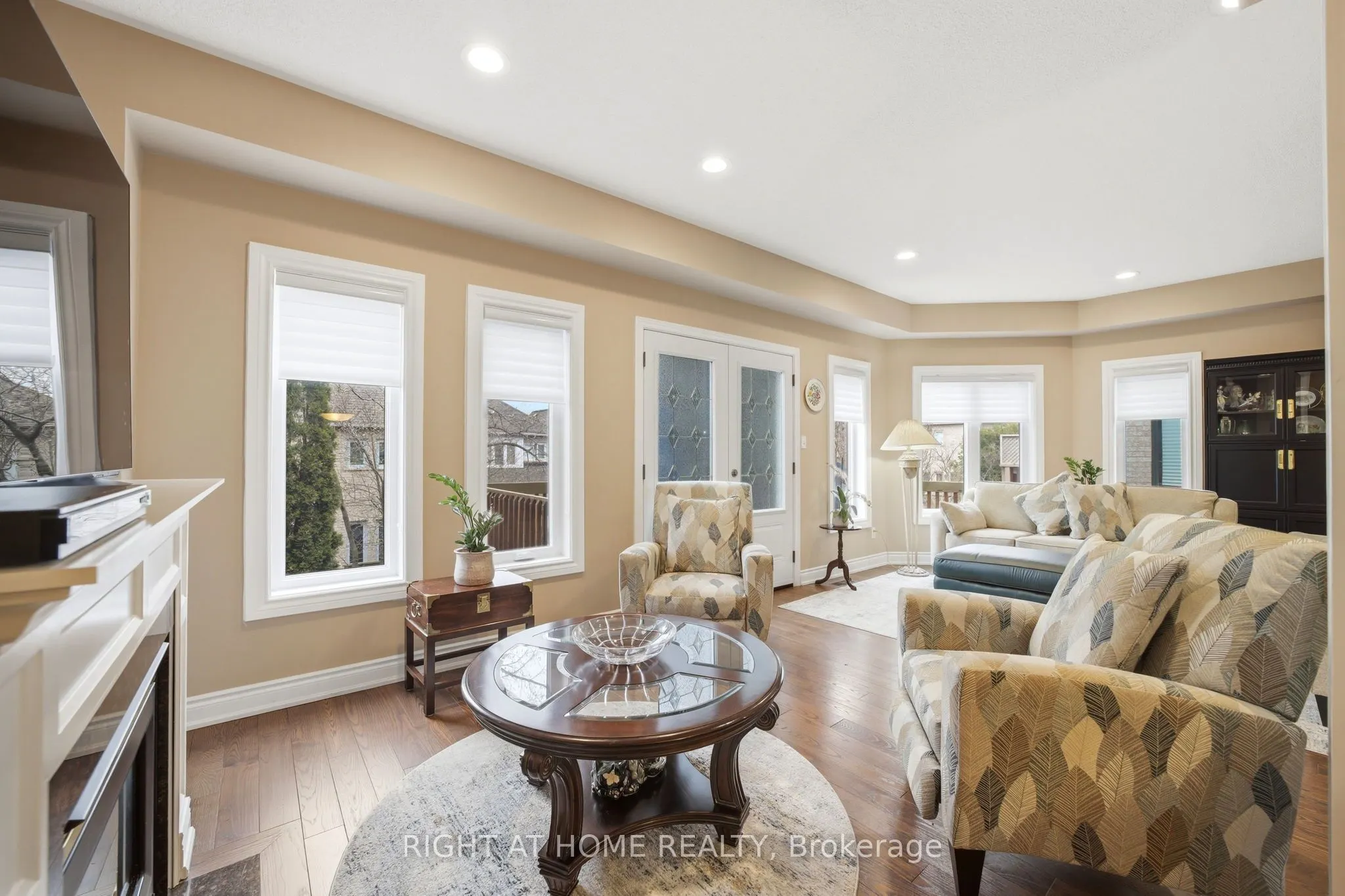 2121 Pinevalley Crescent