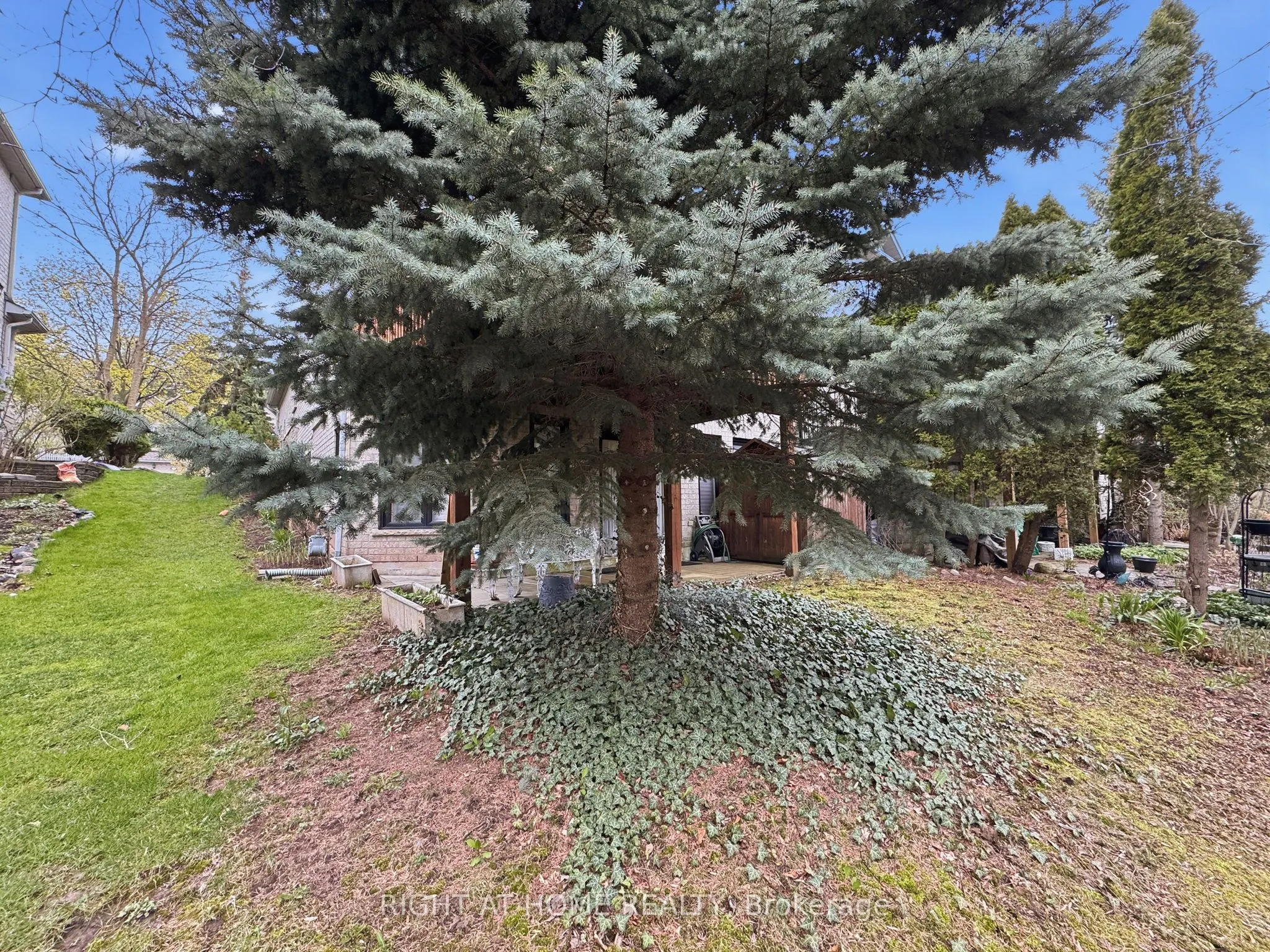 2121 Pinevalley Crescent