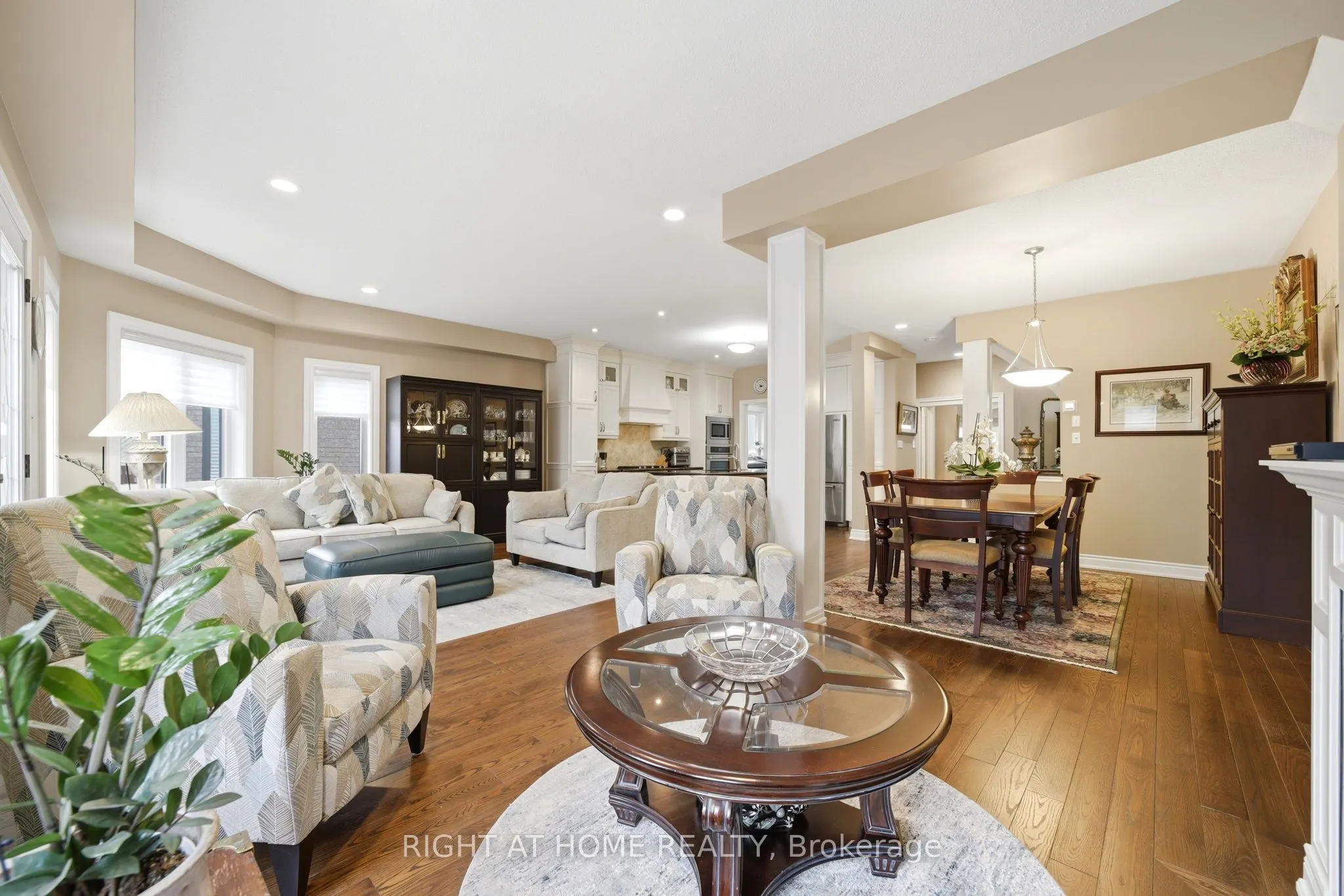 2121 Pinevalley Crescent