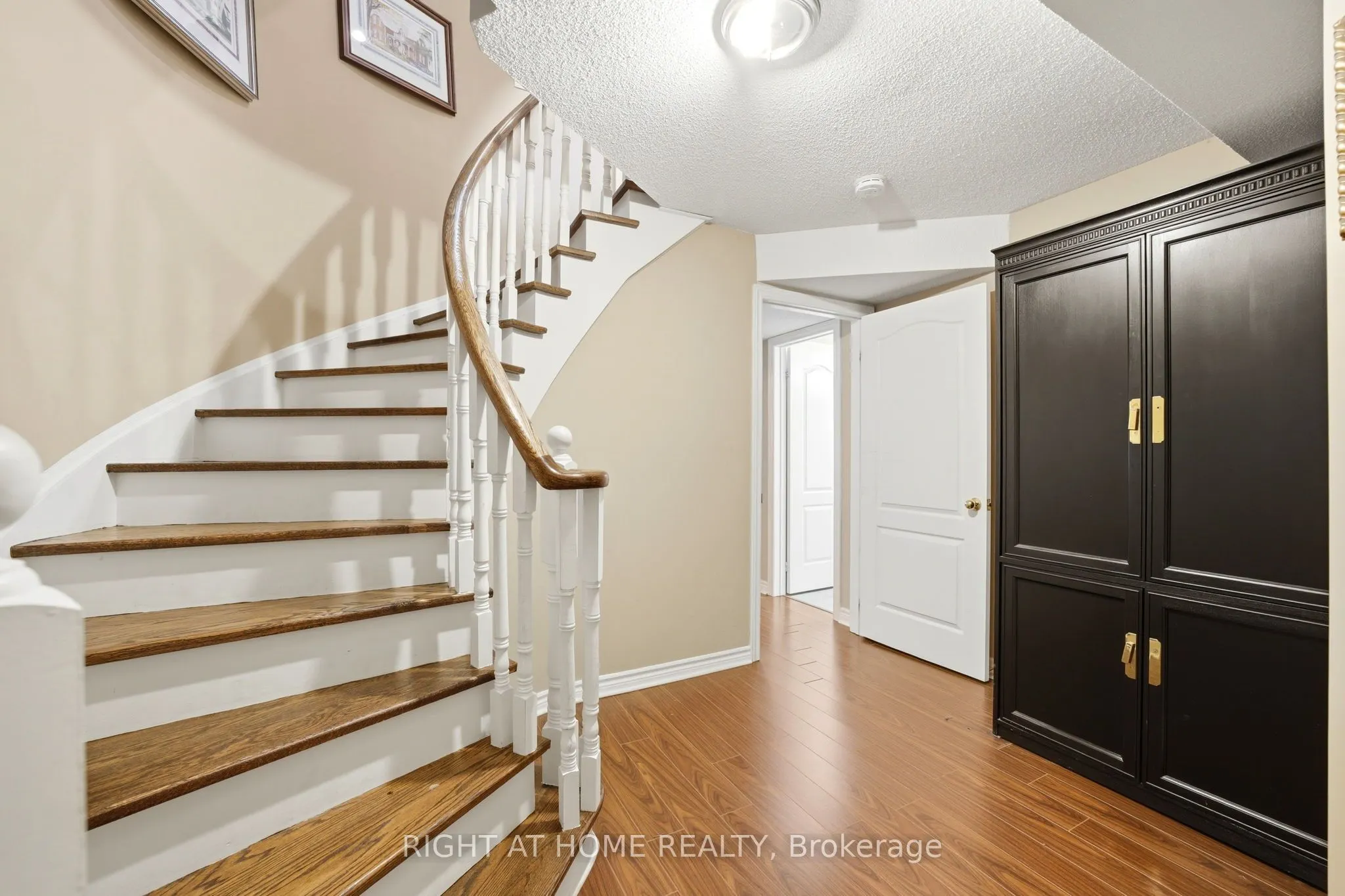 2121 Pinevalley Crescent