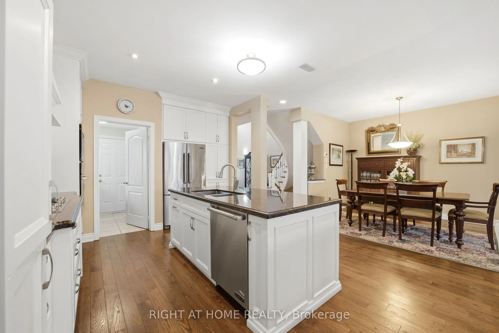 2121 Pinevalley Crescent