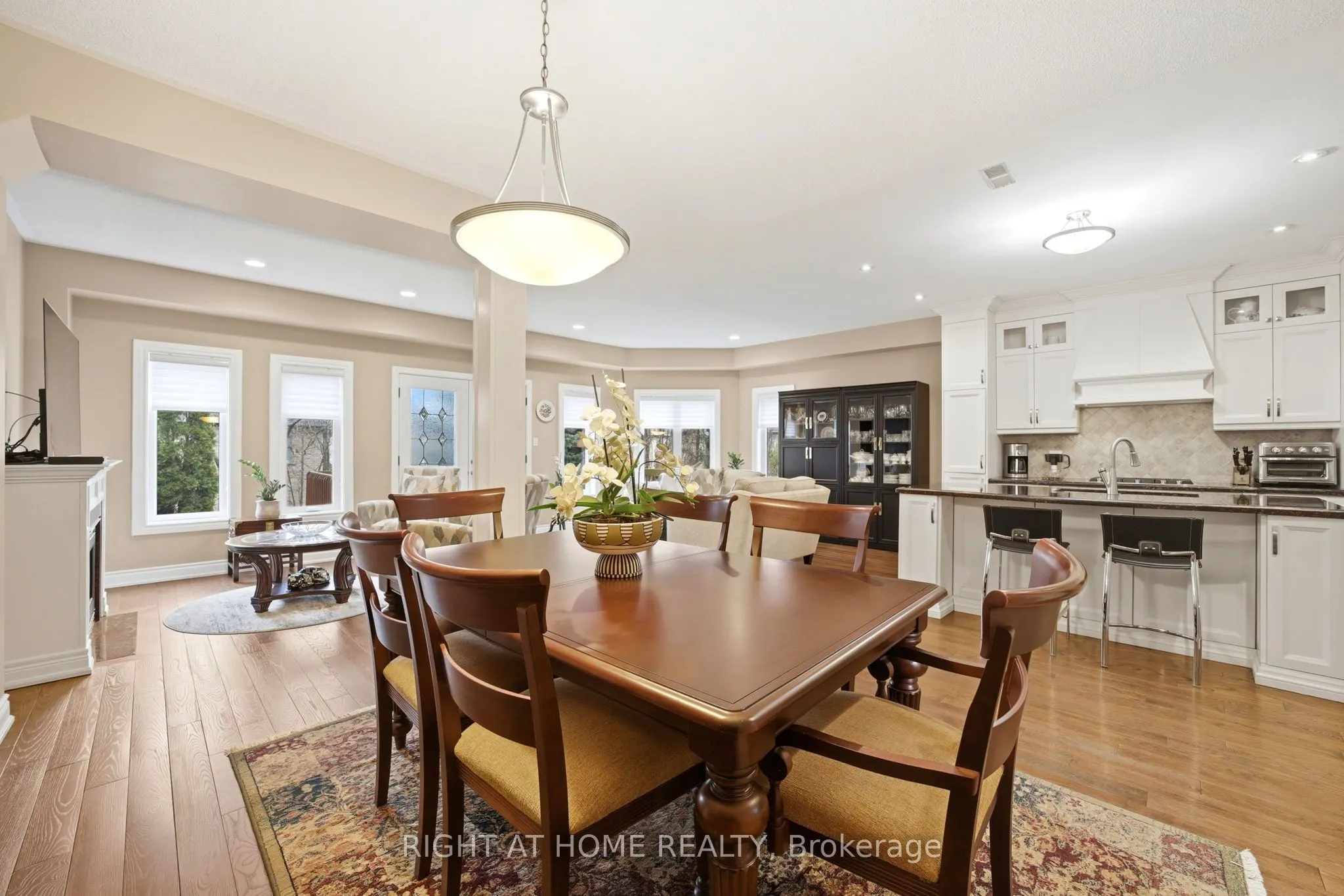 2121 Pinevalley Crescent