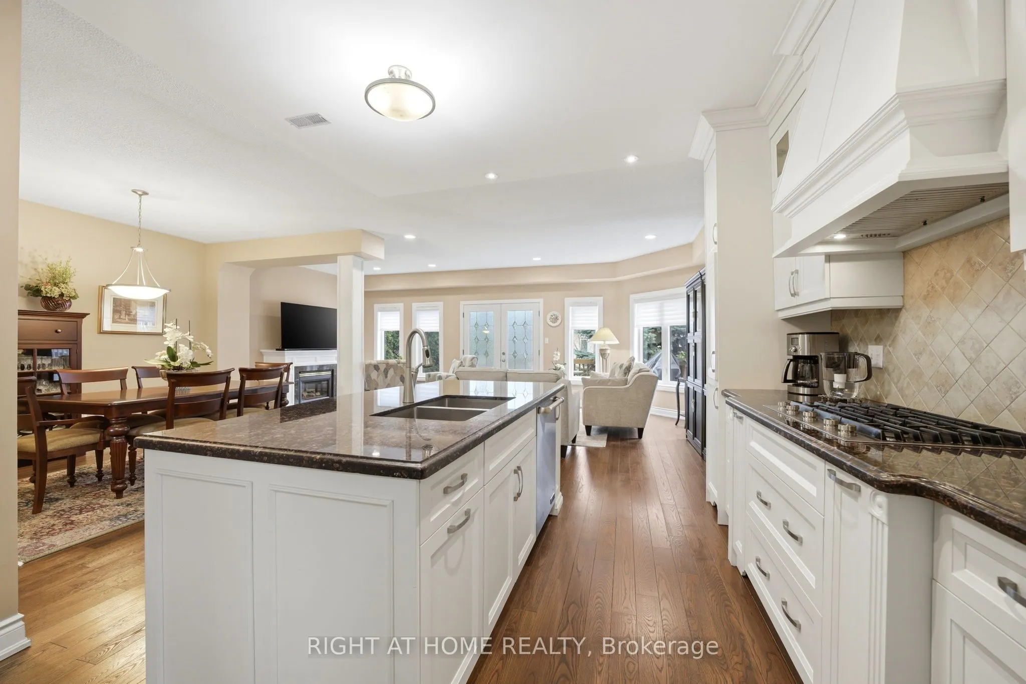 2121 Pinevalley Crescent