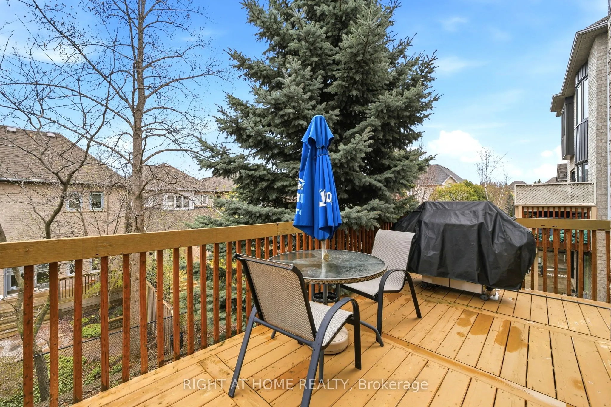 2121 Pinevalley Crescent