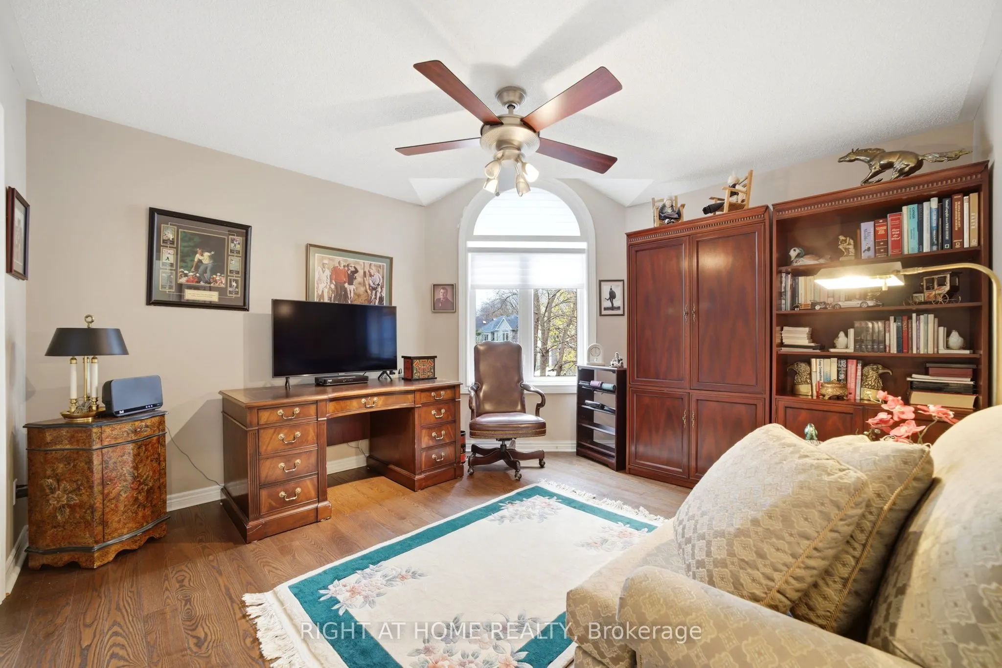 2121 Pinevalley Crescent