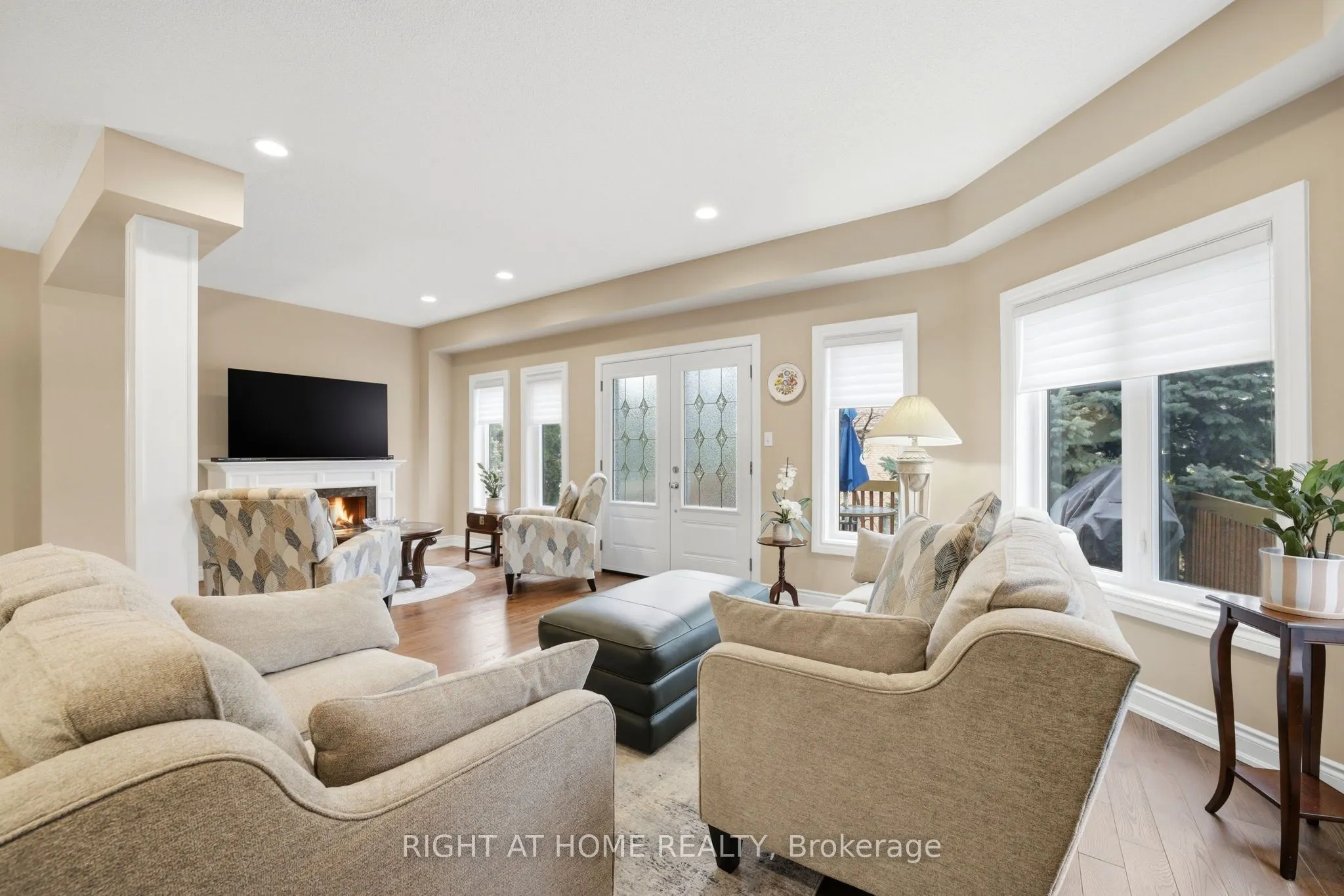 2121 Pinevalley Crescent