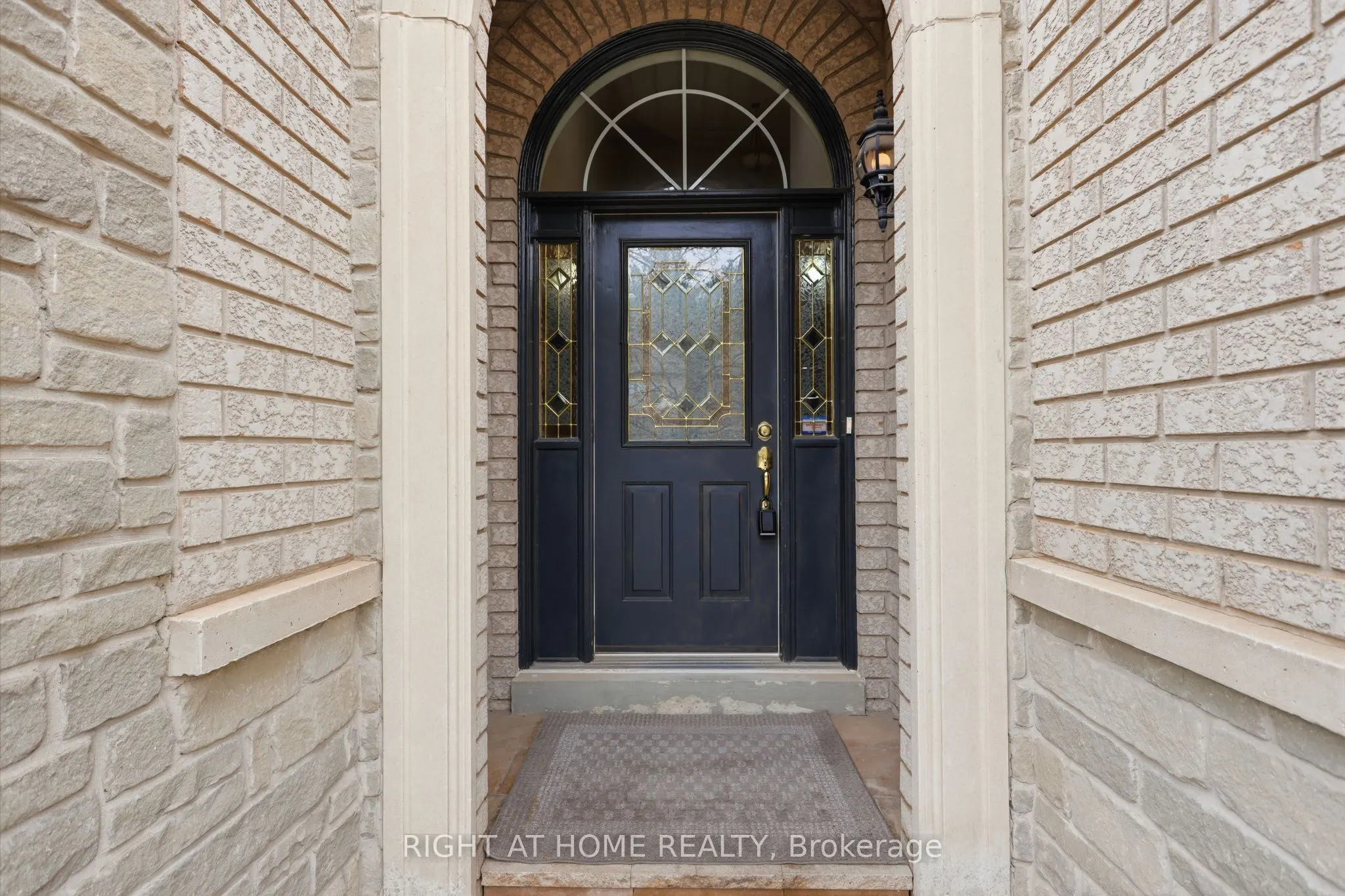 2121 Pinevalley Crescent