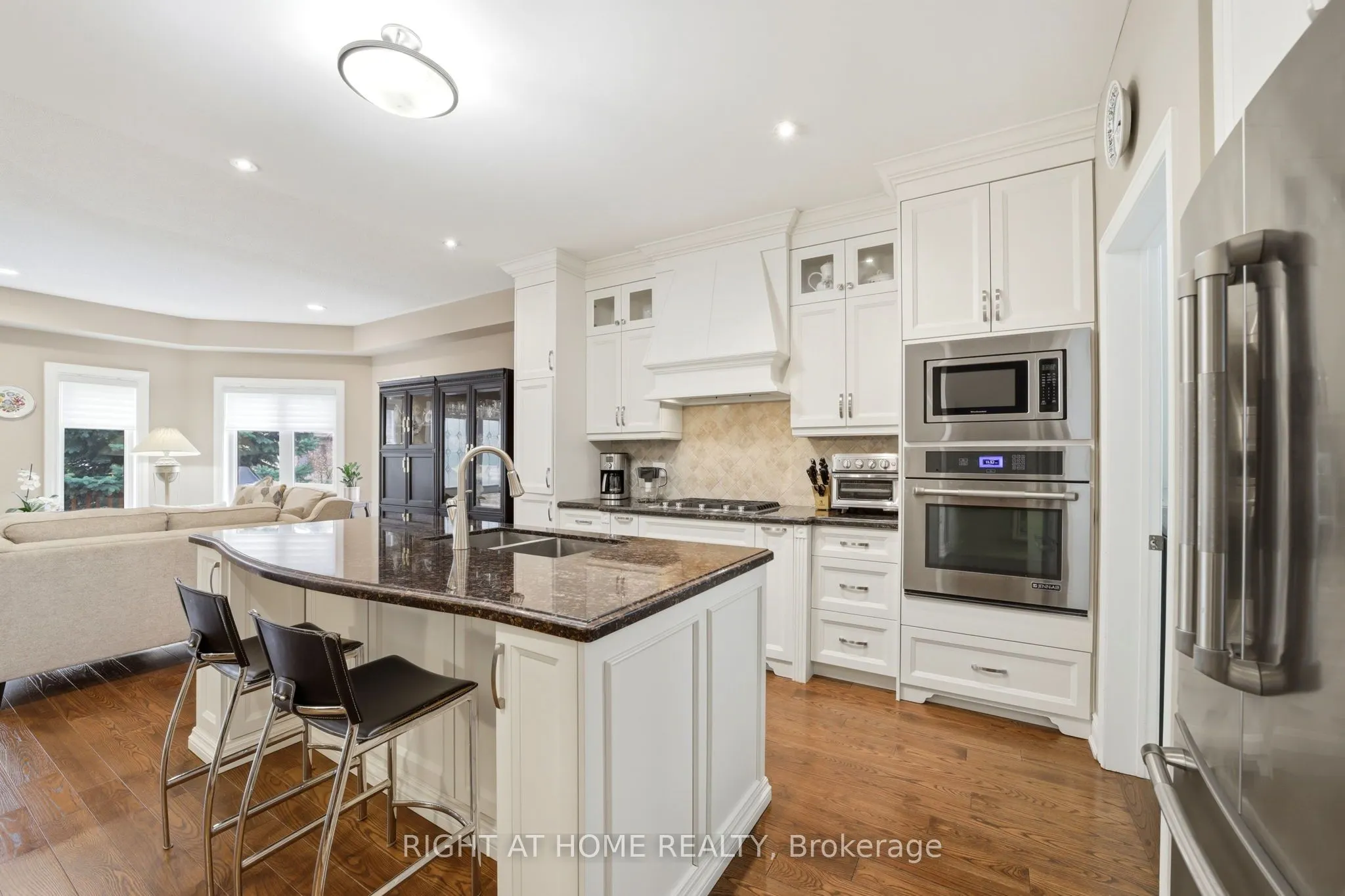 2121 Pinevalley Crescent