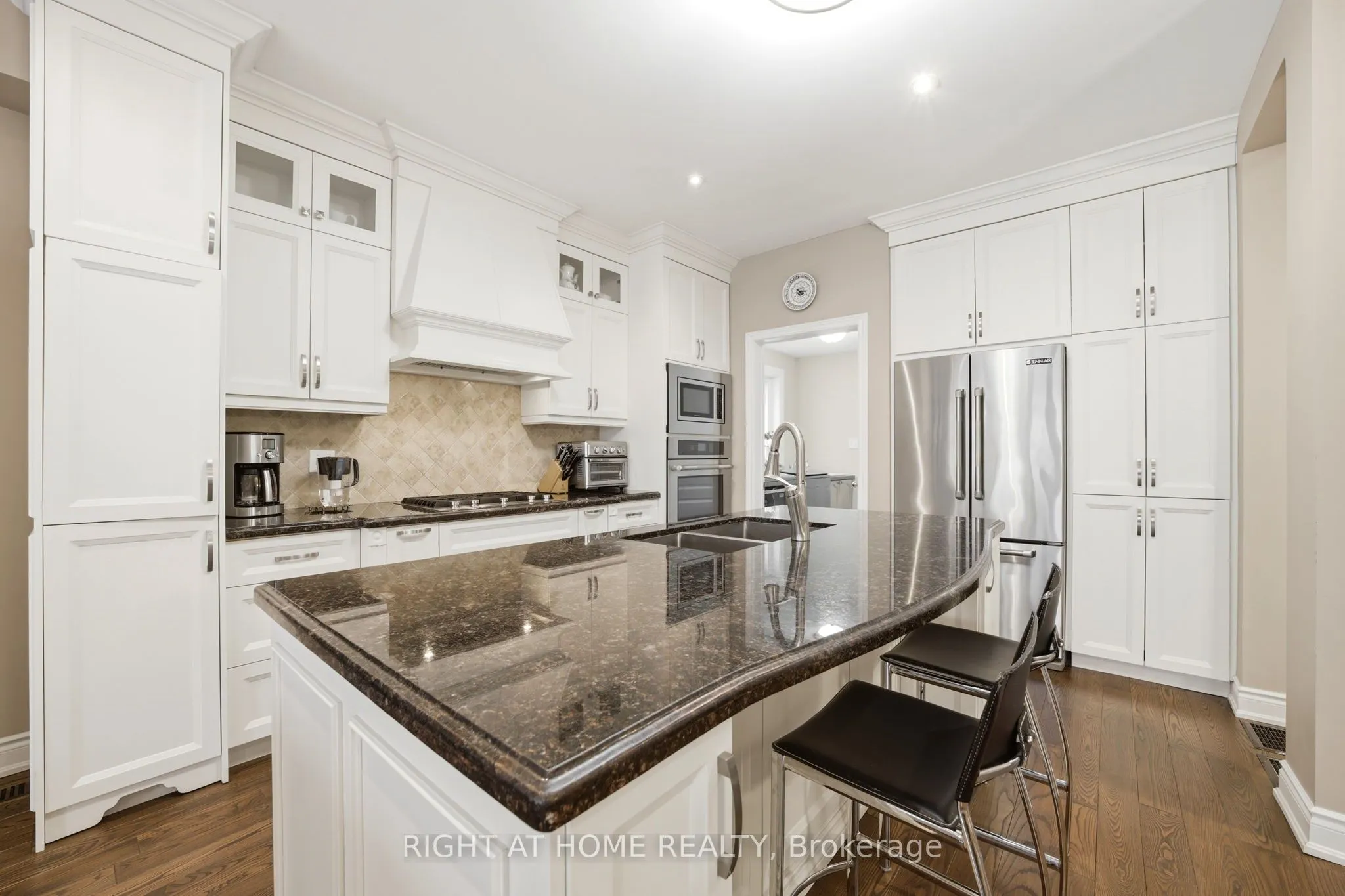 2121 Pinevalley Crescent