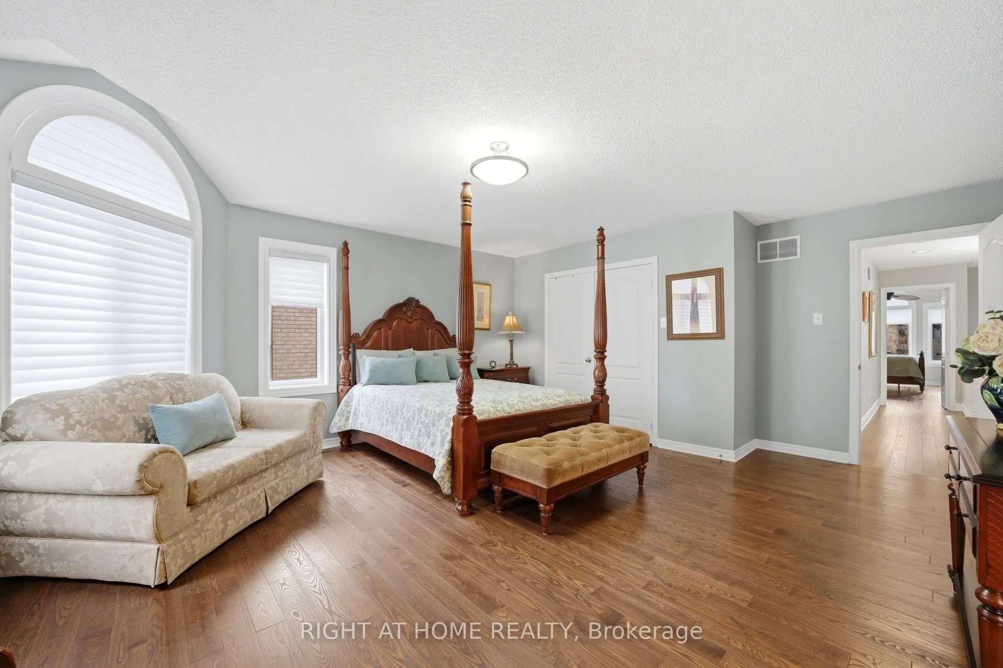 2121 Pinevalley Crescent