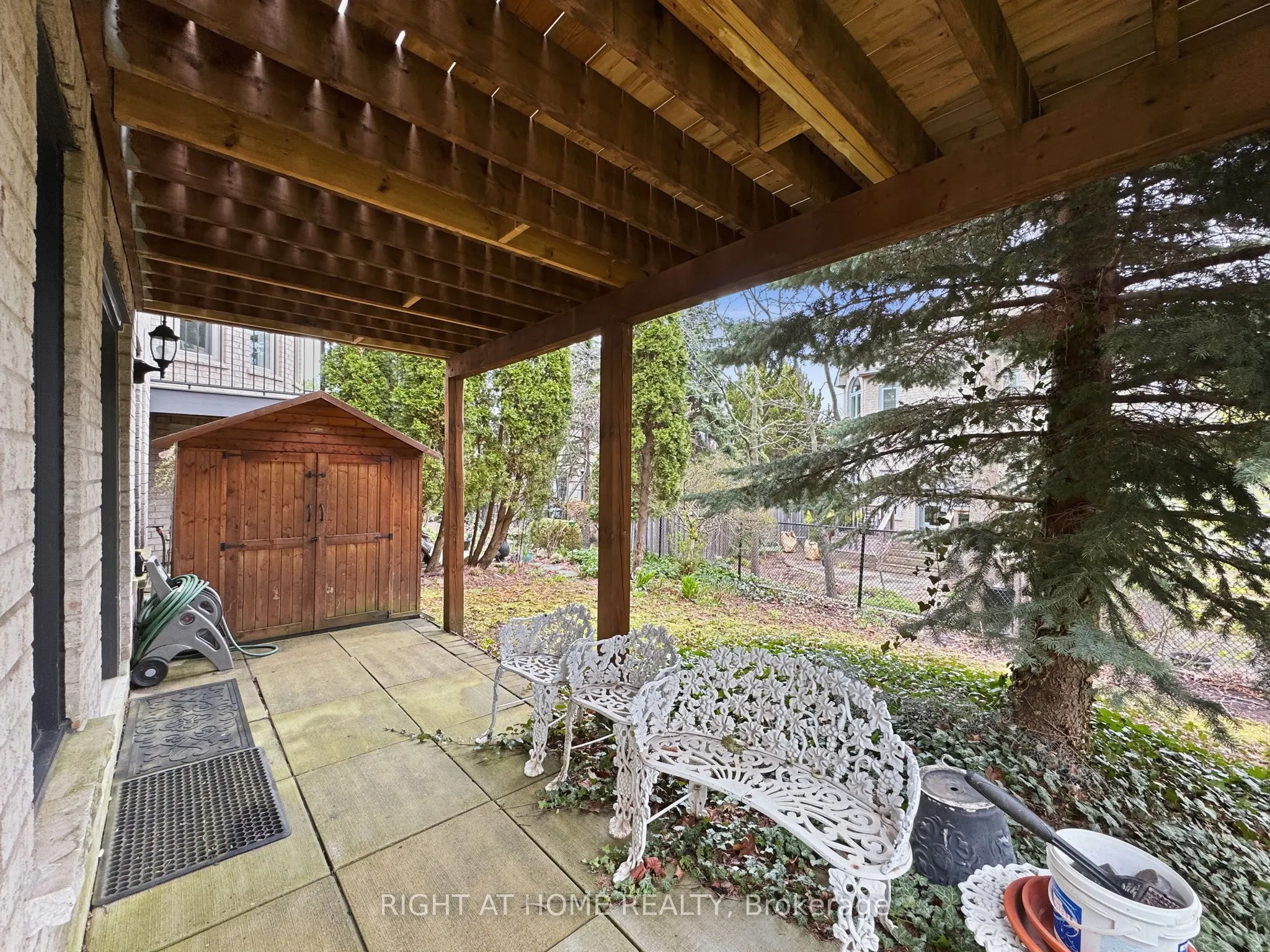 2121 Pinevalley Crescent