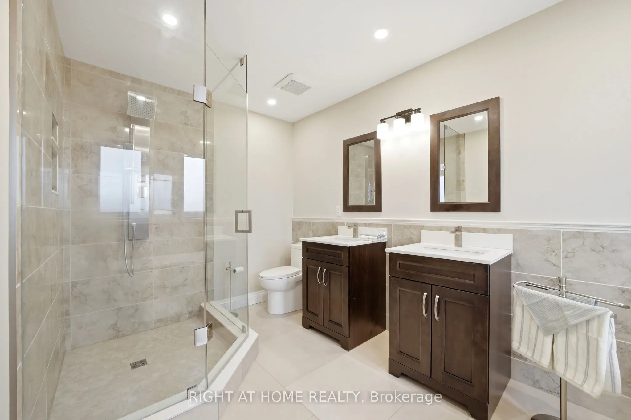 2121 Pinevalley Crescent