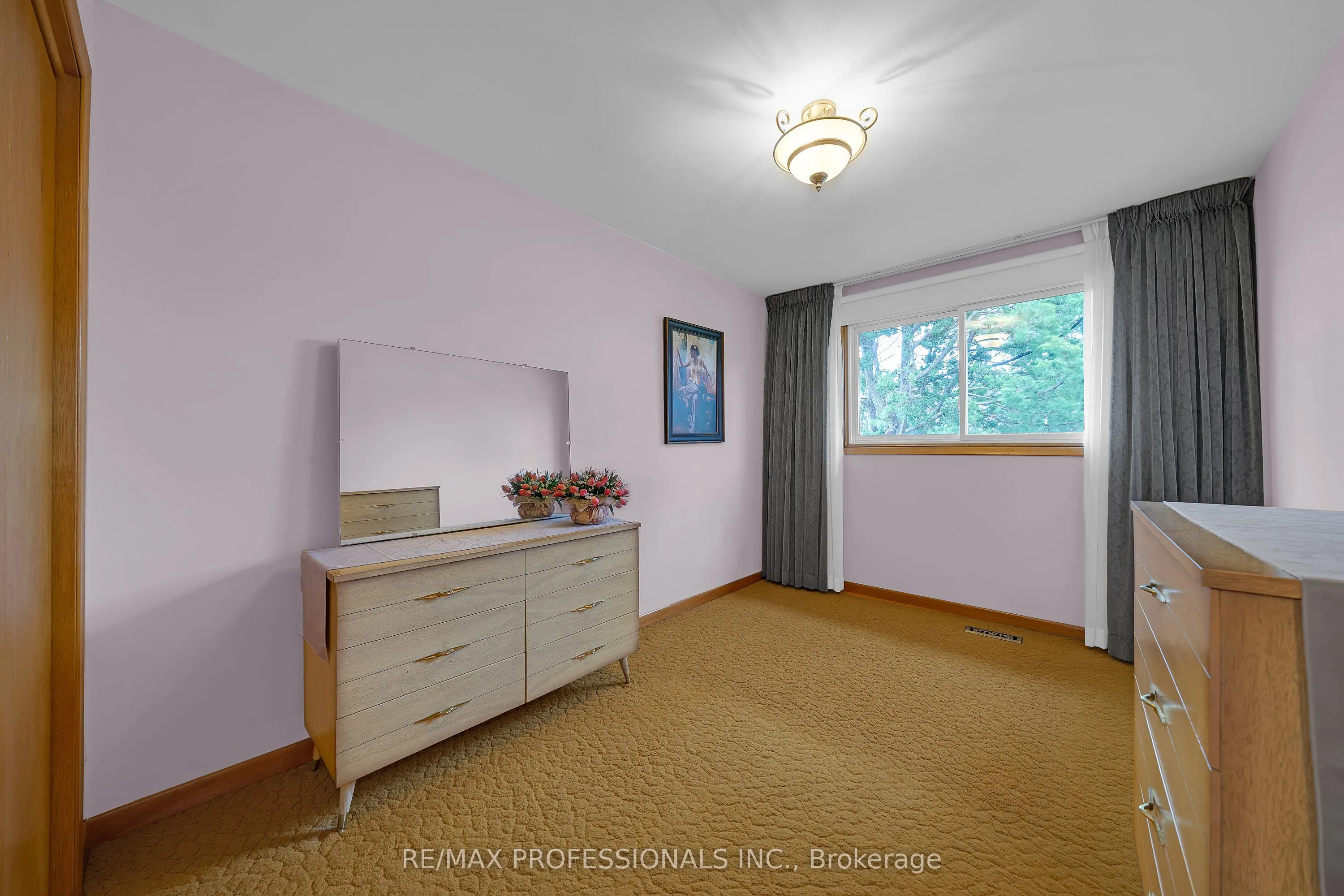 1877 Silverberry Crescent
