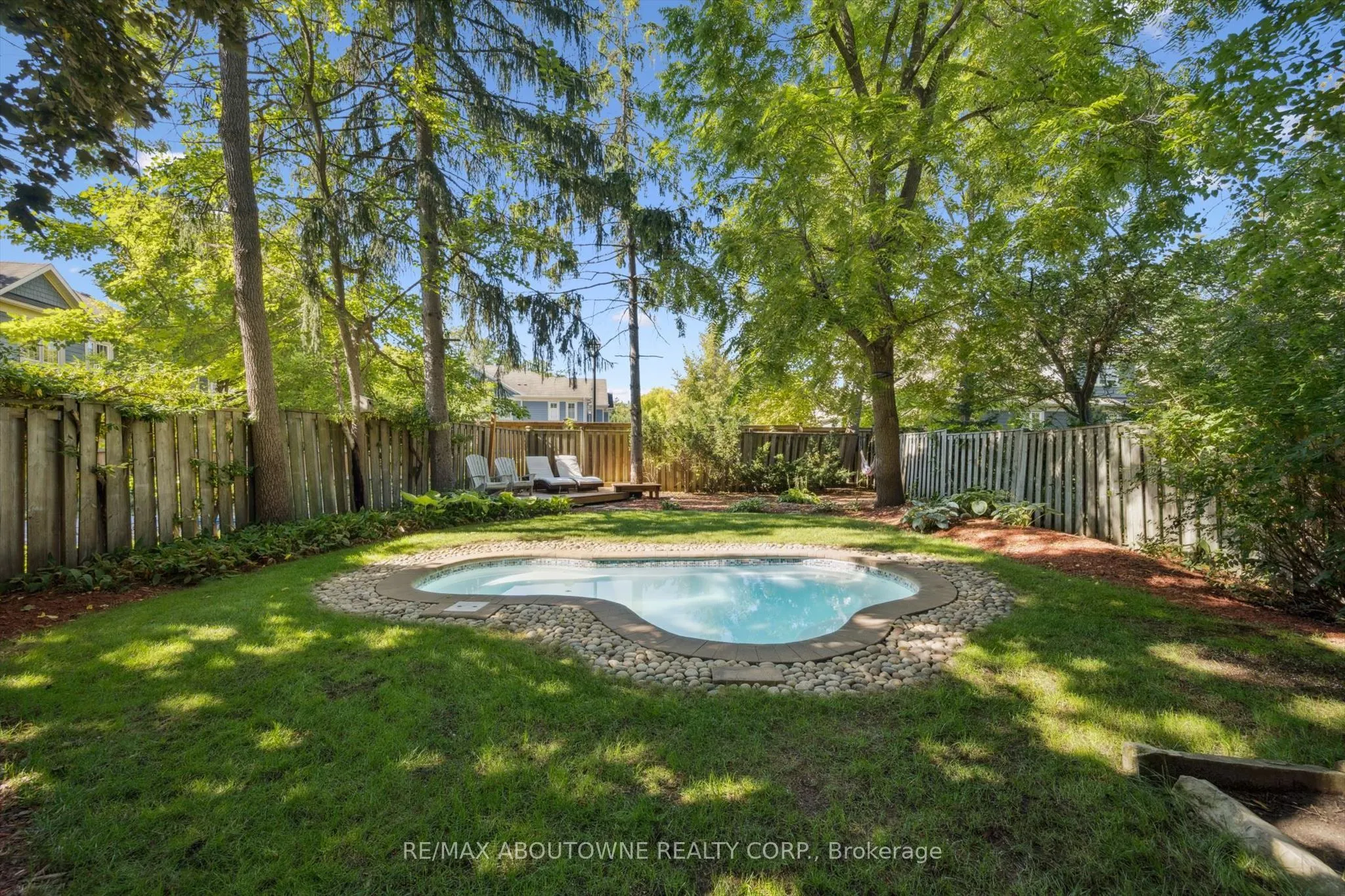 1194 Queen Victoria Avenue