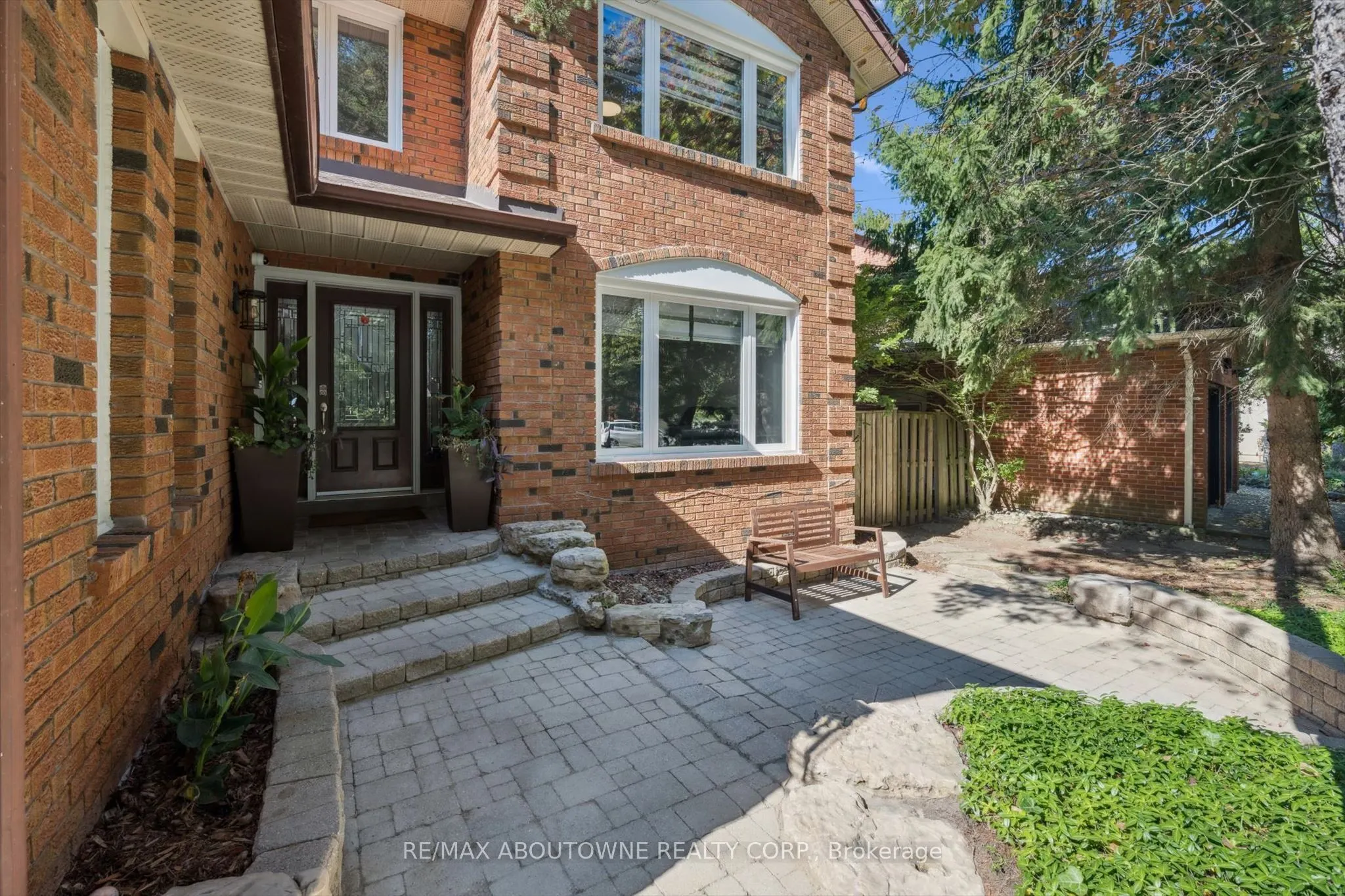 1194 Queen Victoria Avenue
