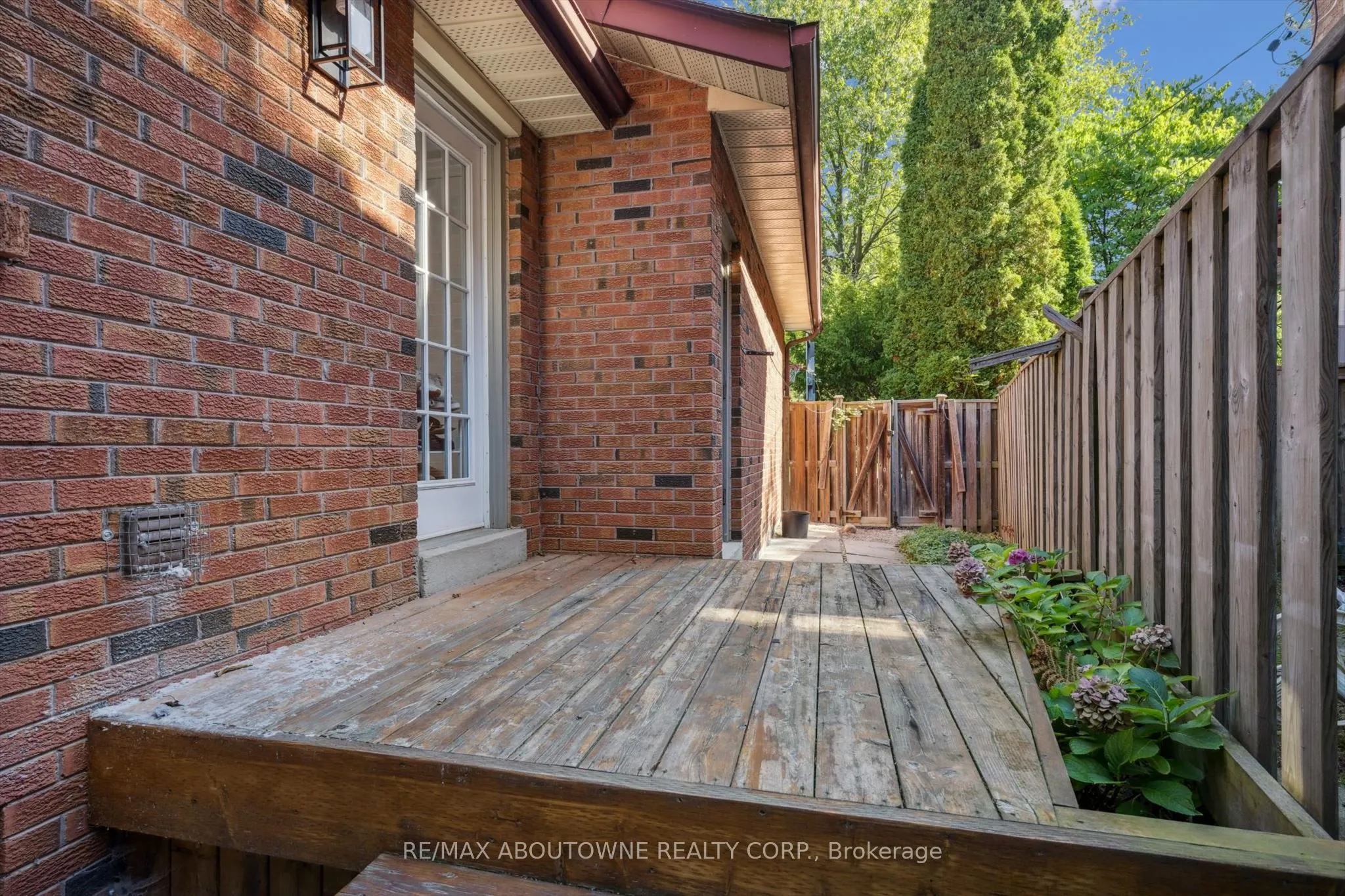 1194 Queen Victoria Avenue