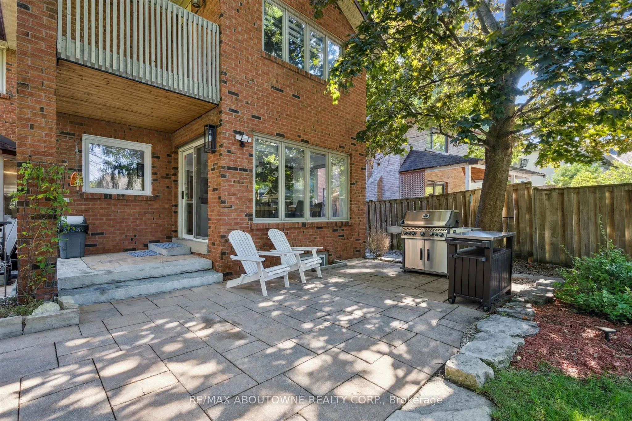 1194 Queen Victoria Avenue