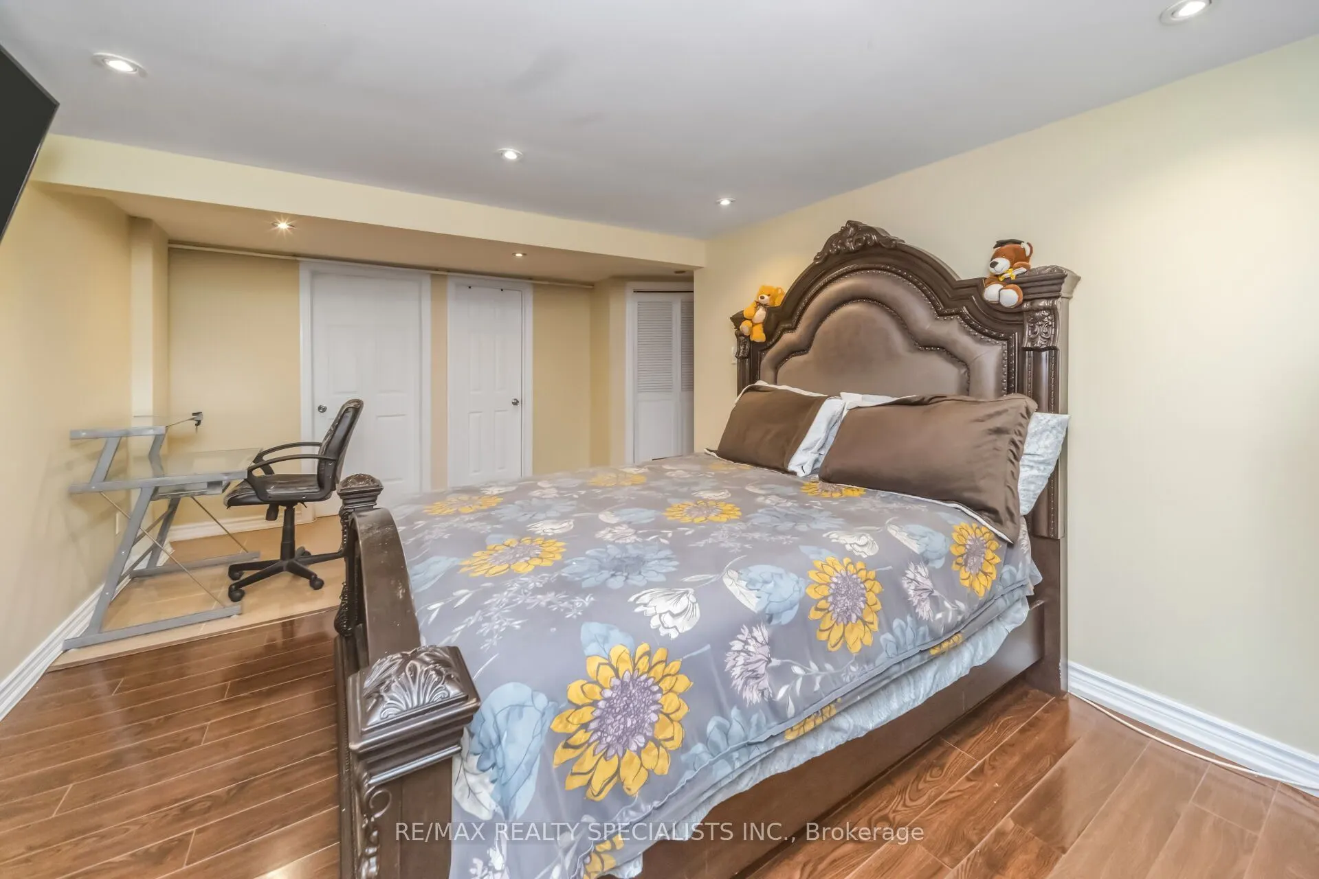 8 Grantbrook Court