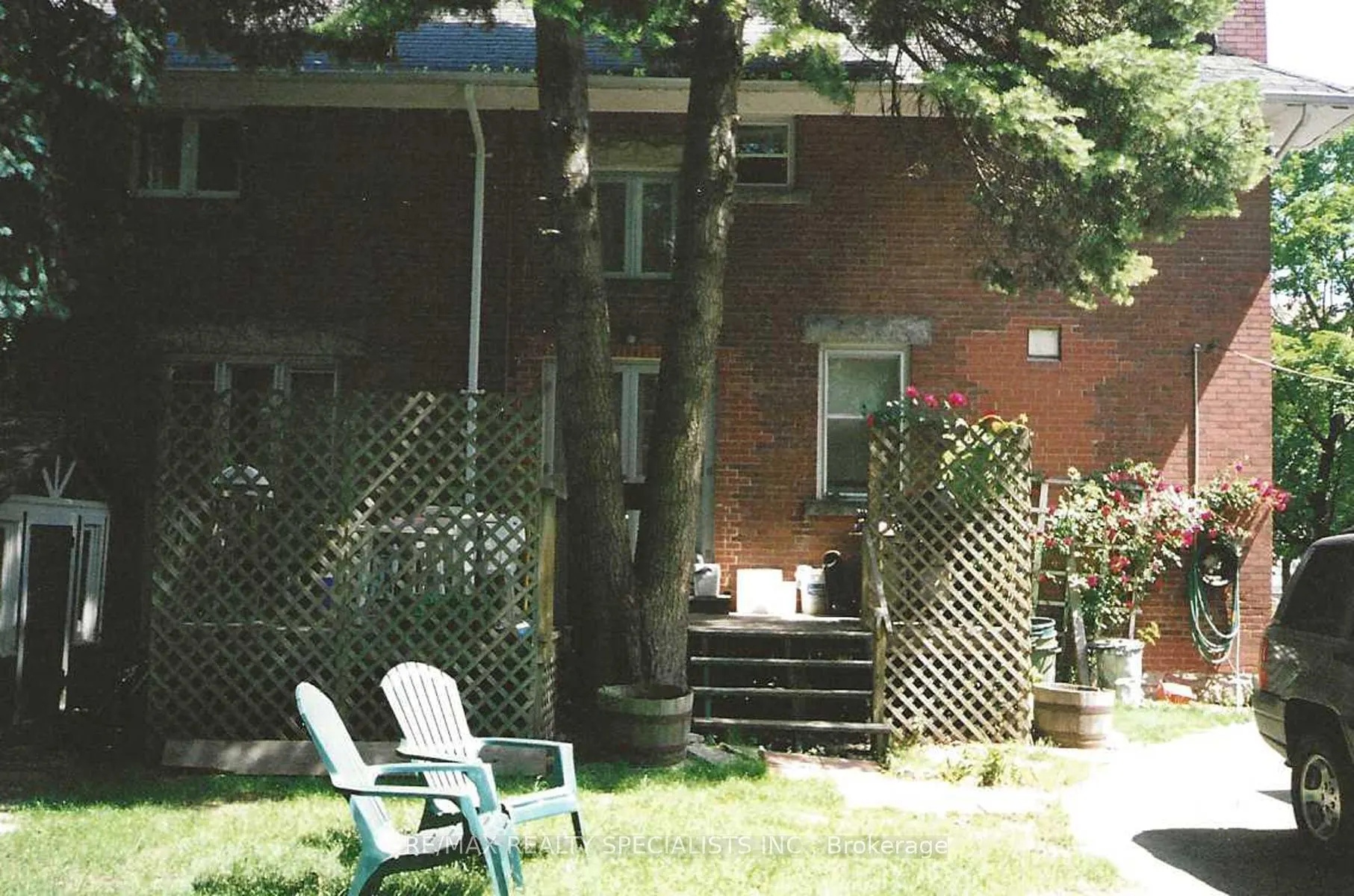 16 Wellington Street E