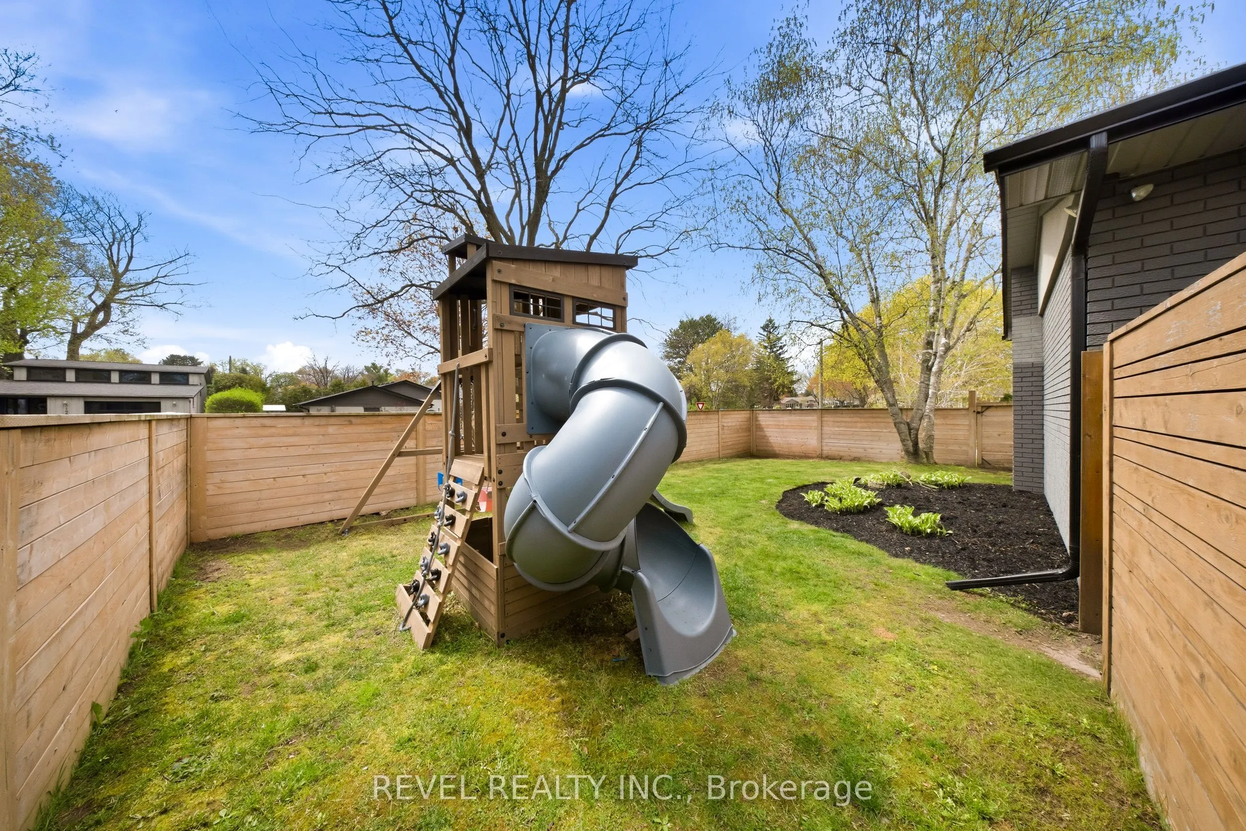 134 Fairwood Place W