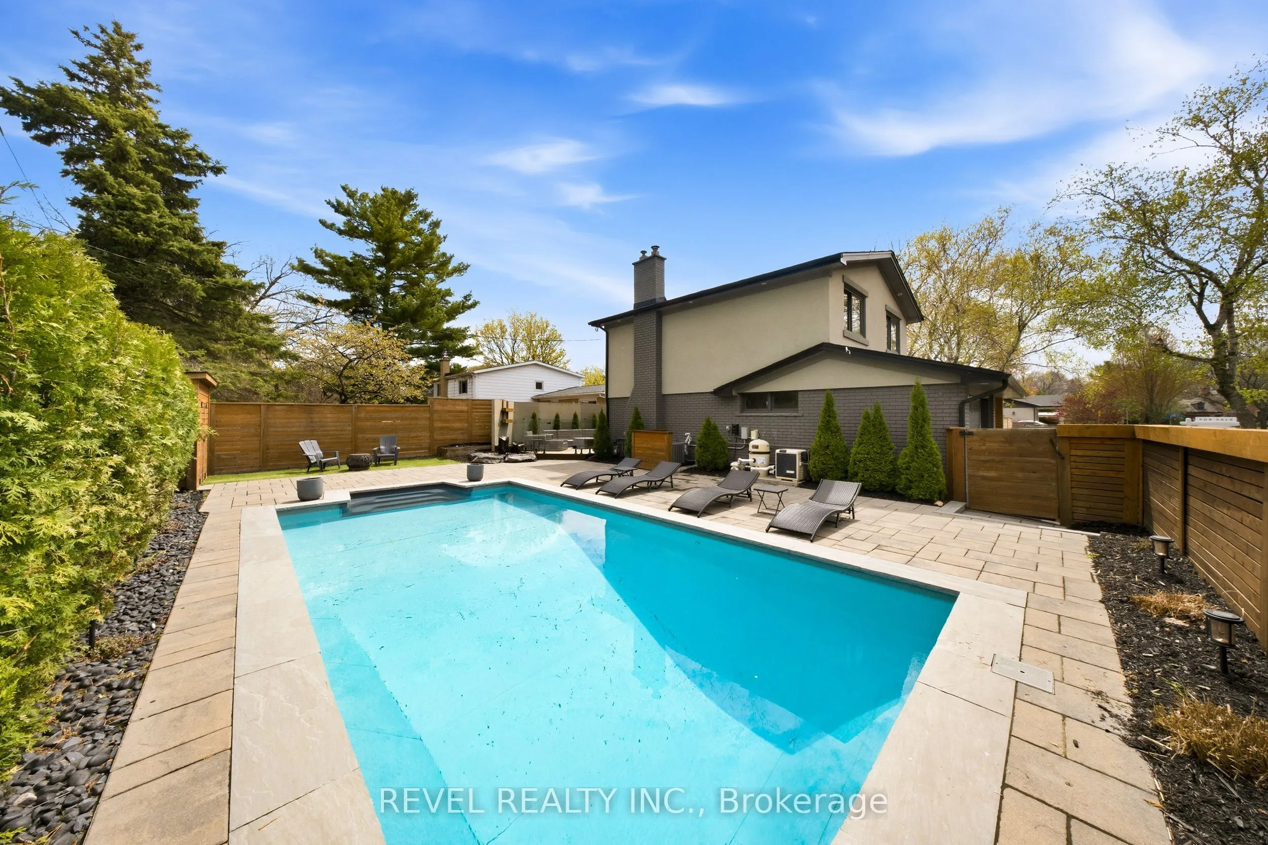 134 Fairwood Place W