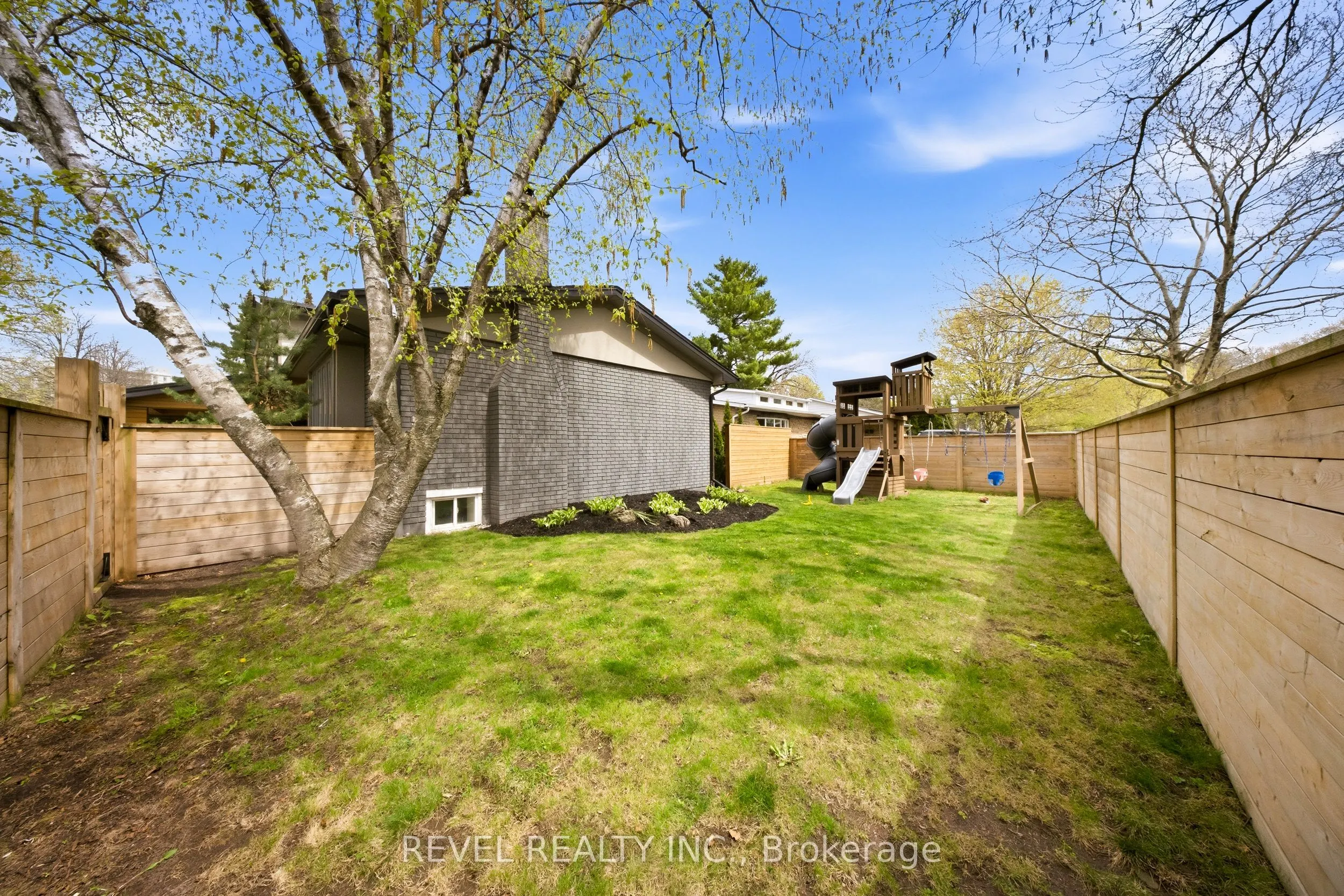 134 Fairwood Place W