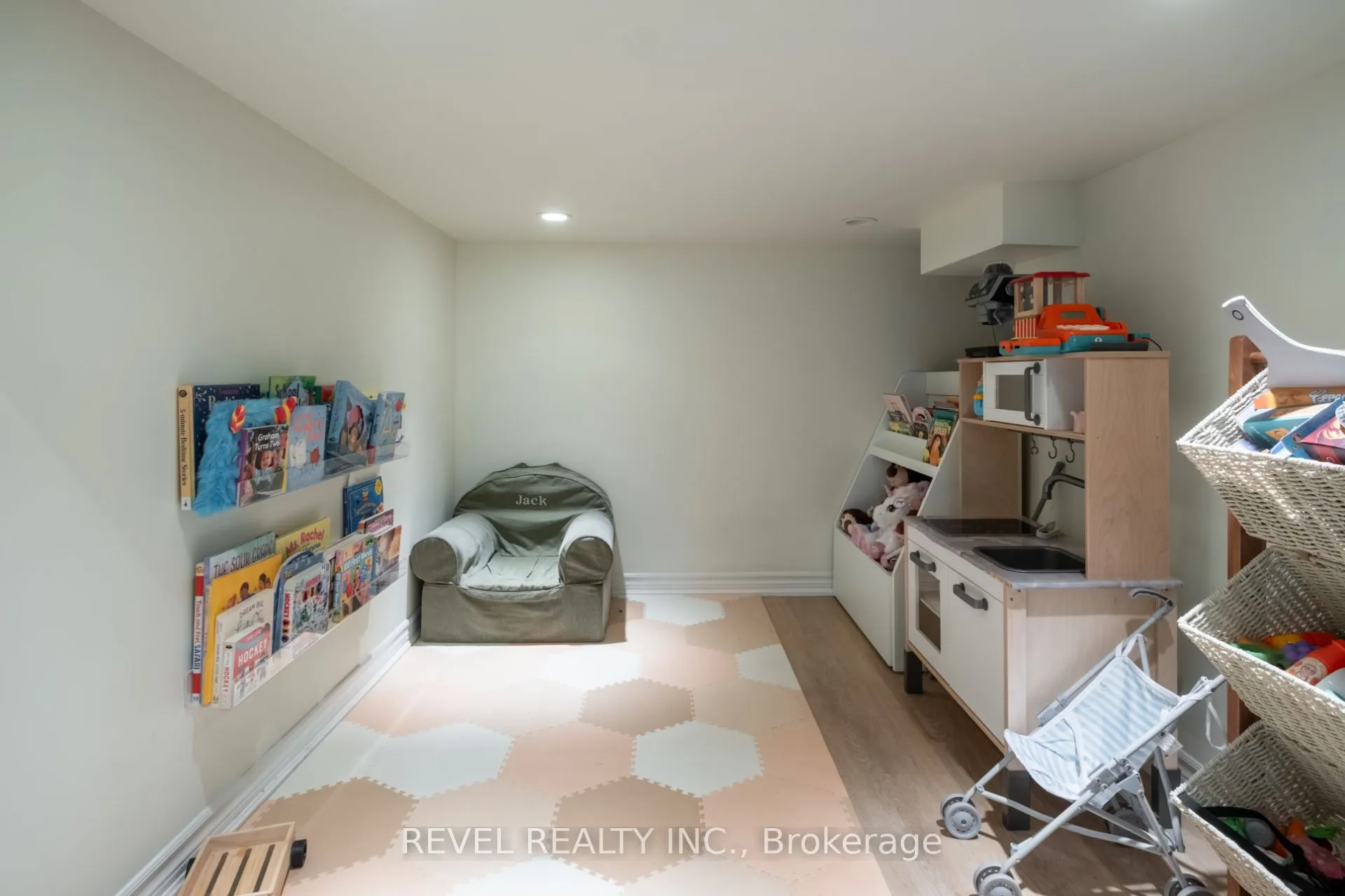 134 Fairwood Place W