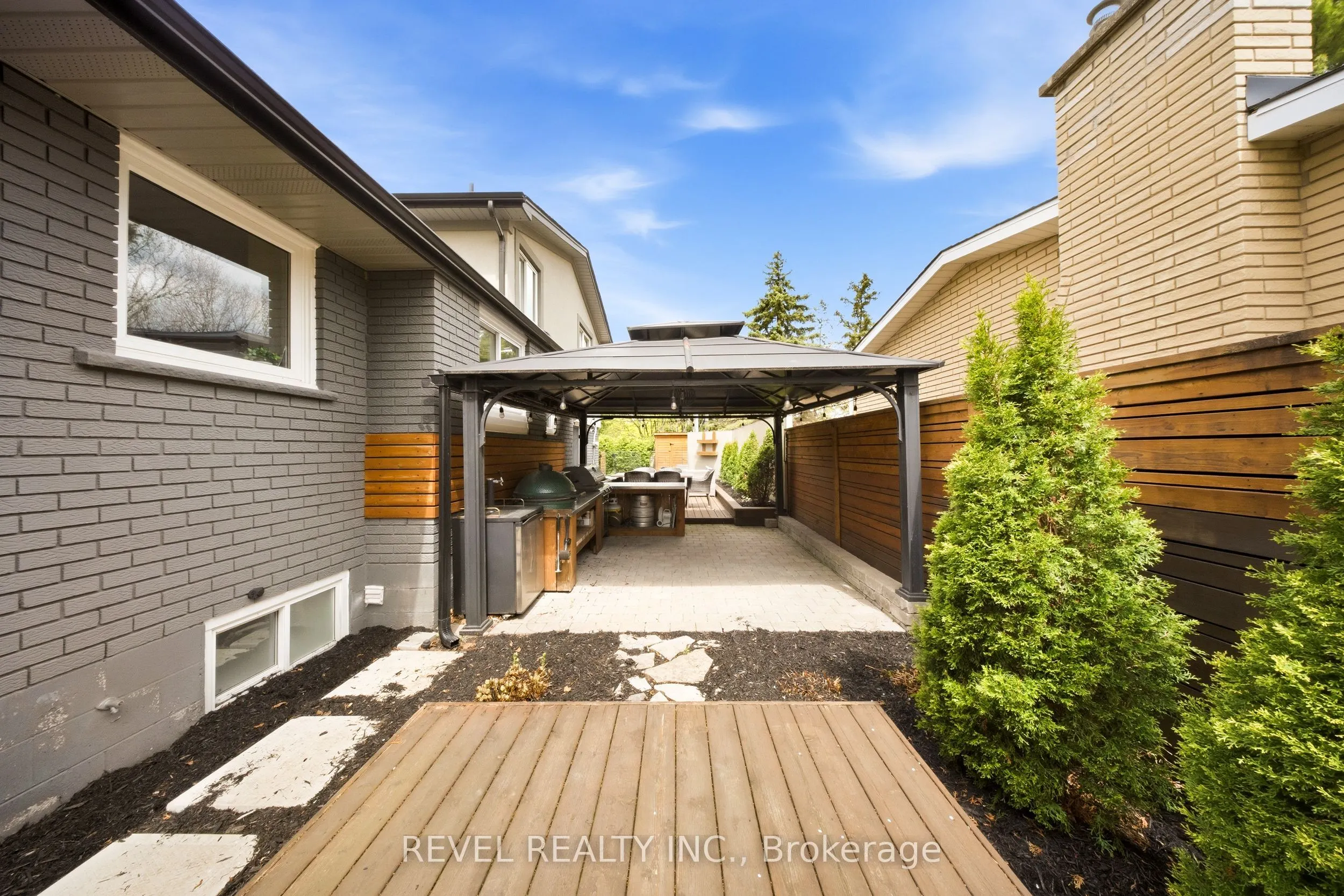 134 Fairwood Place W