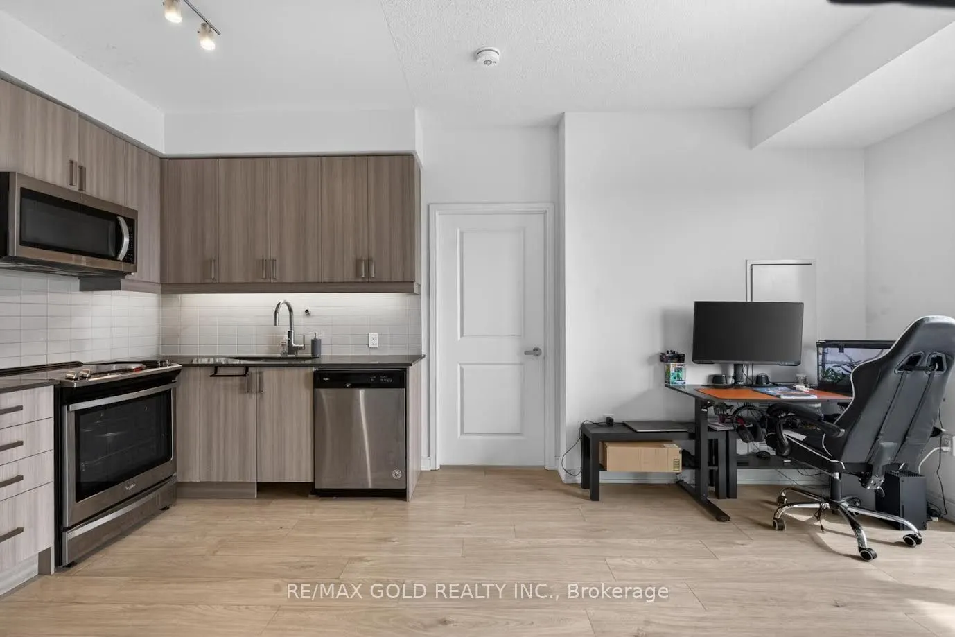 8 Nahani Way #2508