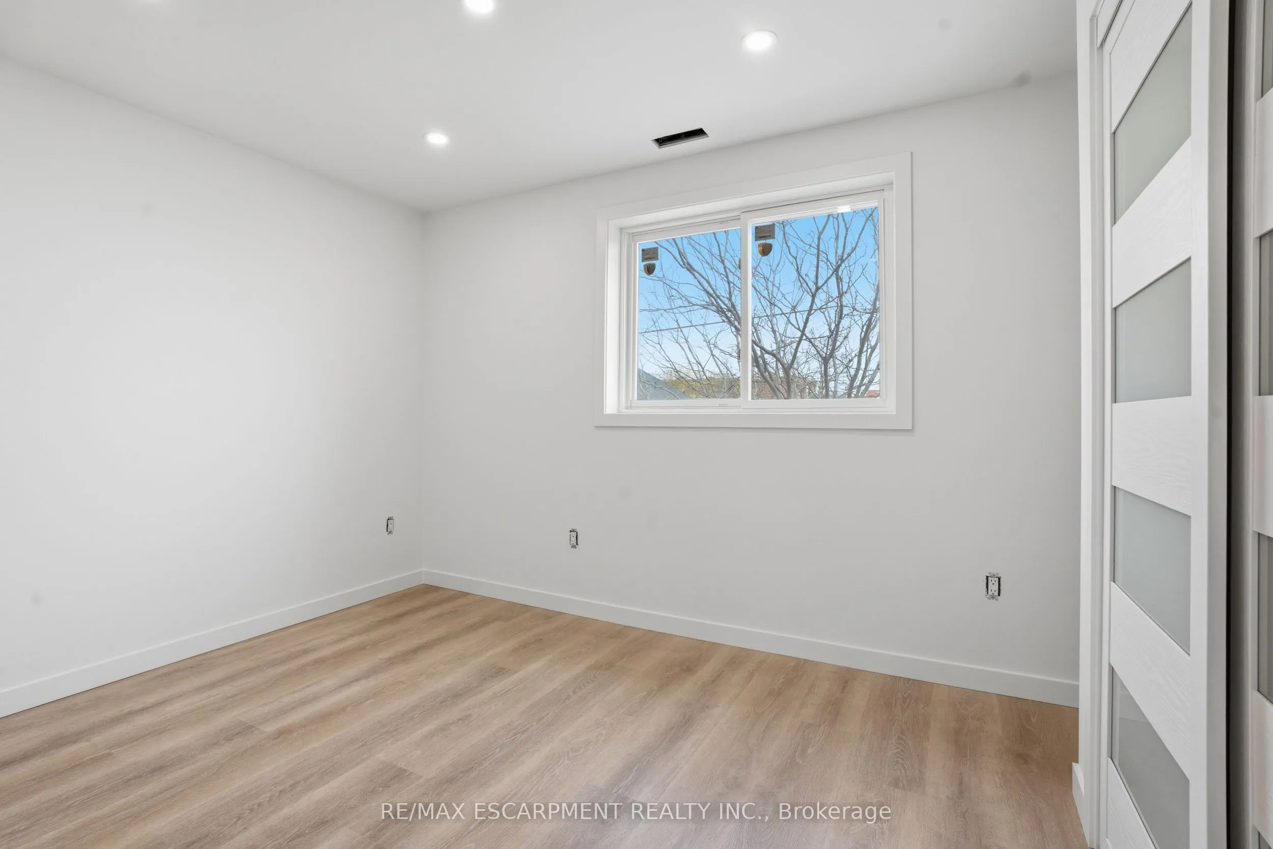 1049 Glencairn Avenue