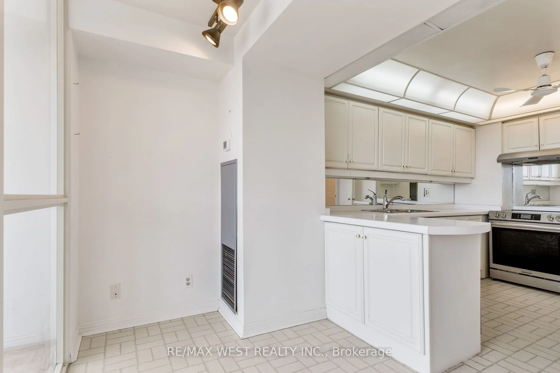 1 Aberfoyle Crescent #411