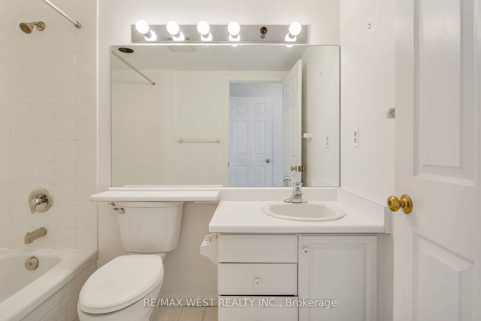 1 Aberfoyle Crescent #411