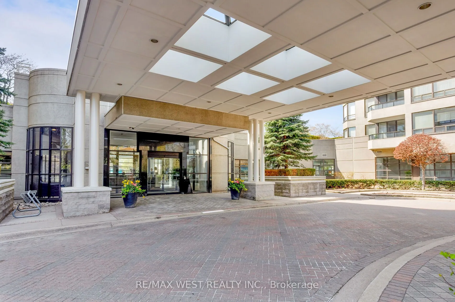 1 Aberfoyle Crescent #411