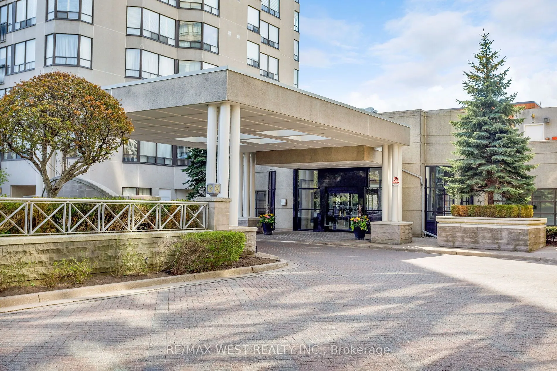 1 Aberfoyle Crescent #411