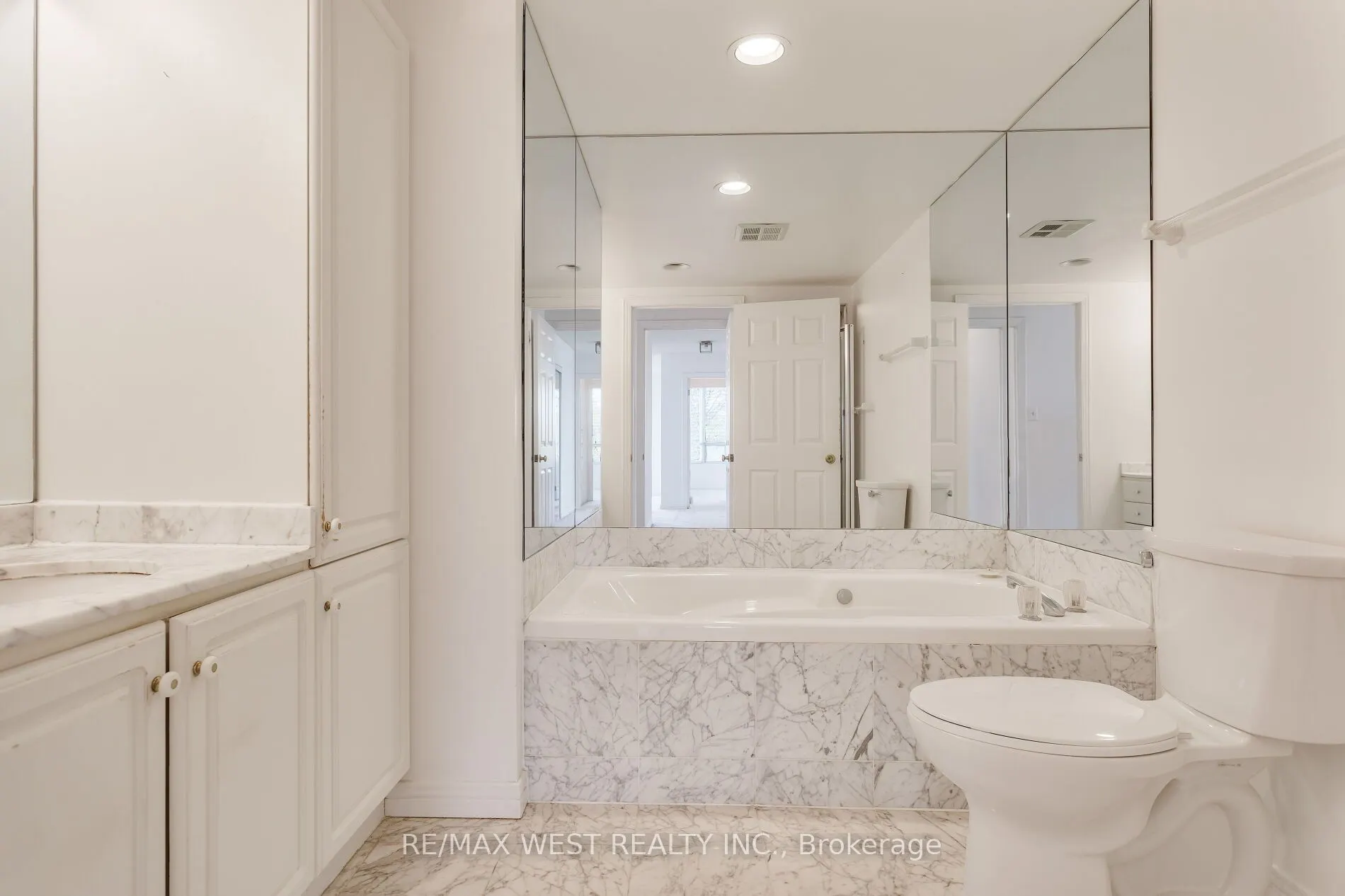 1 Aberfoyle Crescent #411