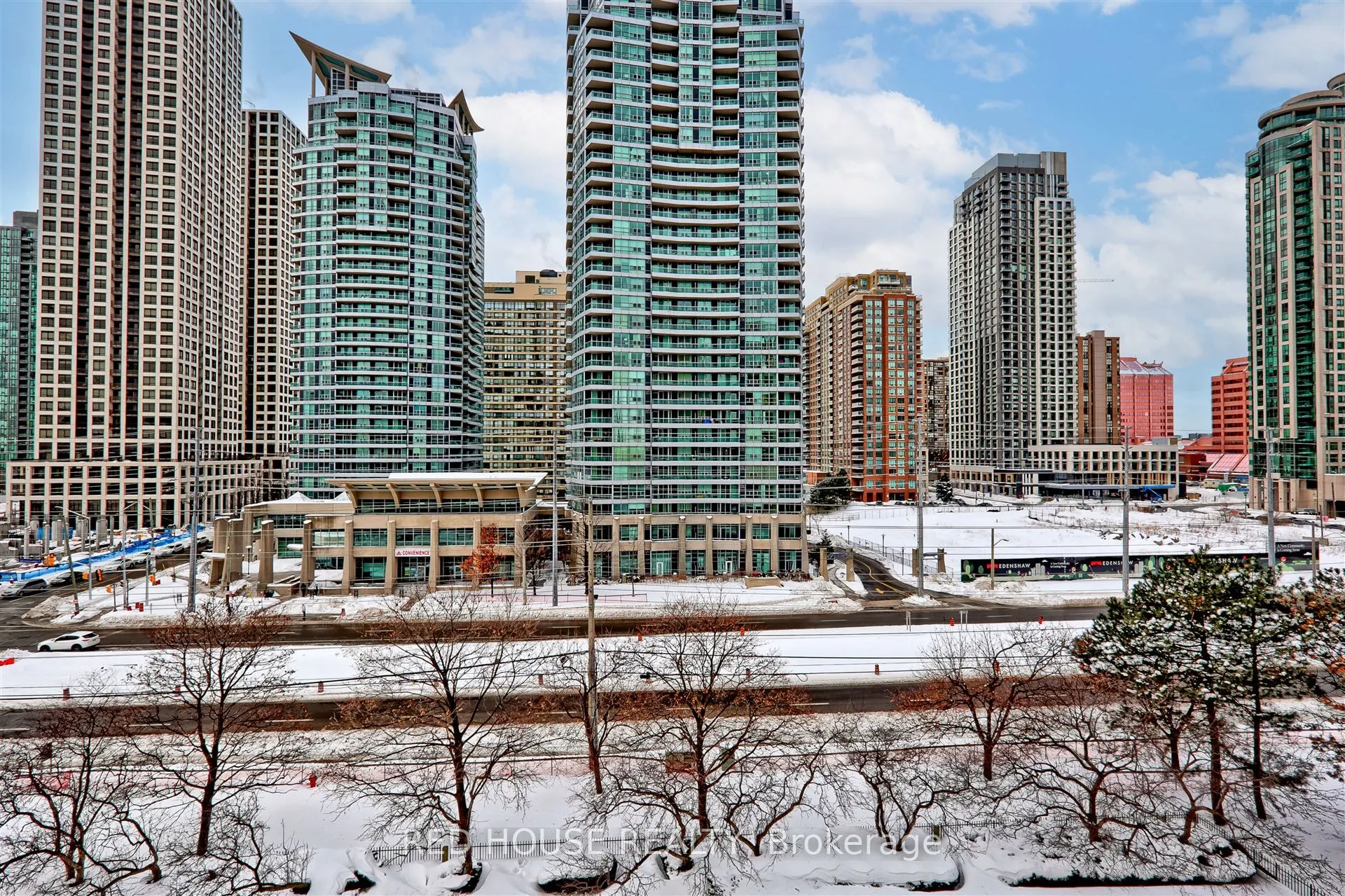3590 Kaneff Crescent #705