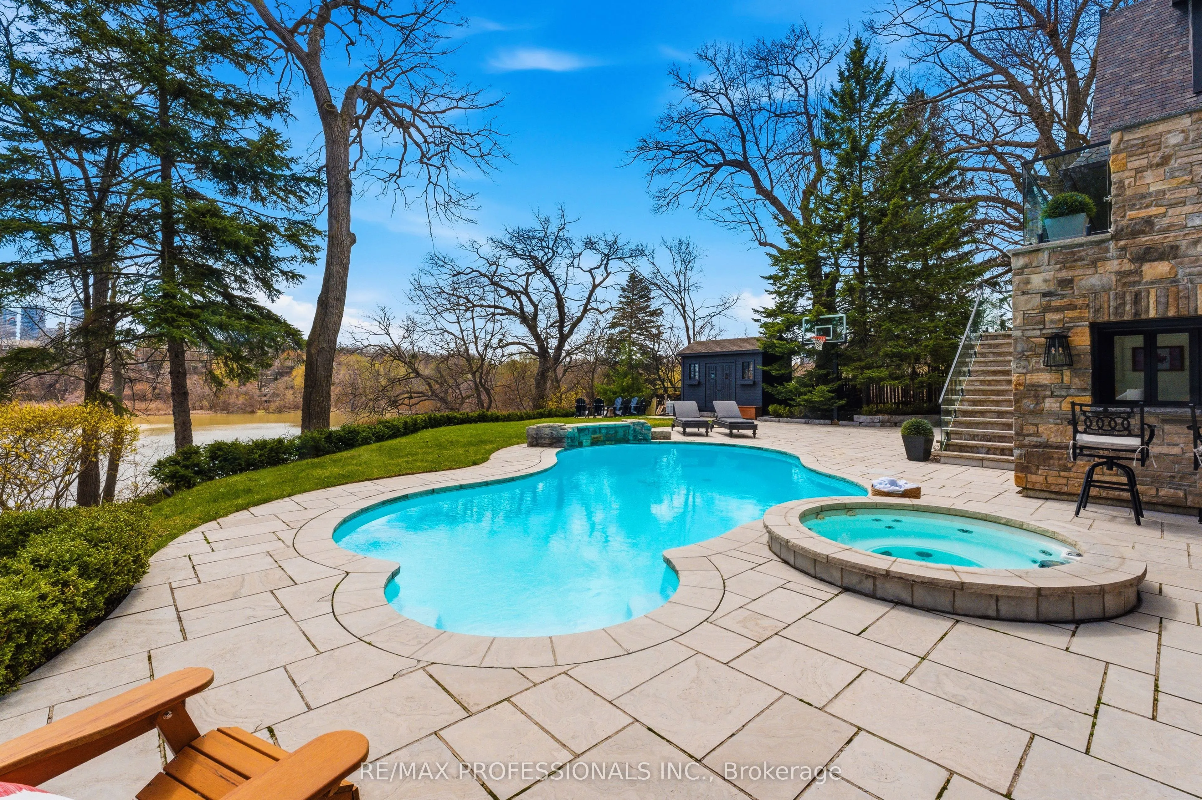 23 Riverside Crescent