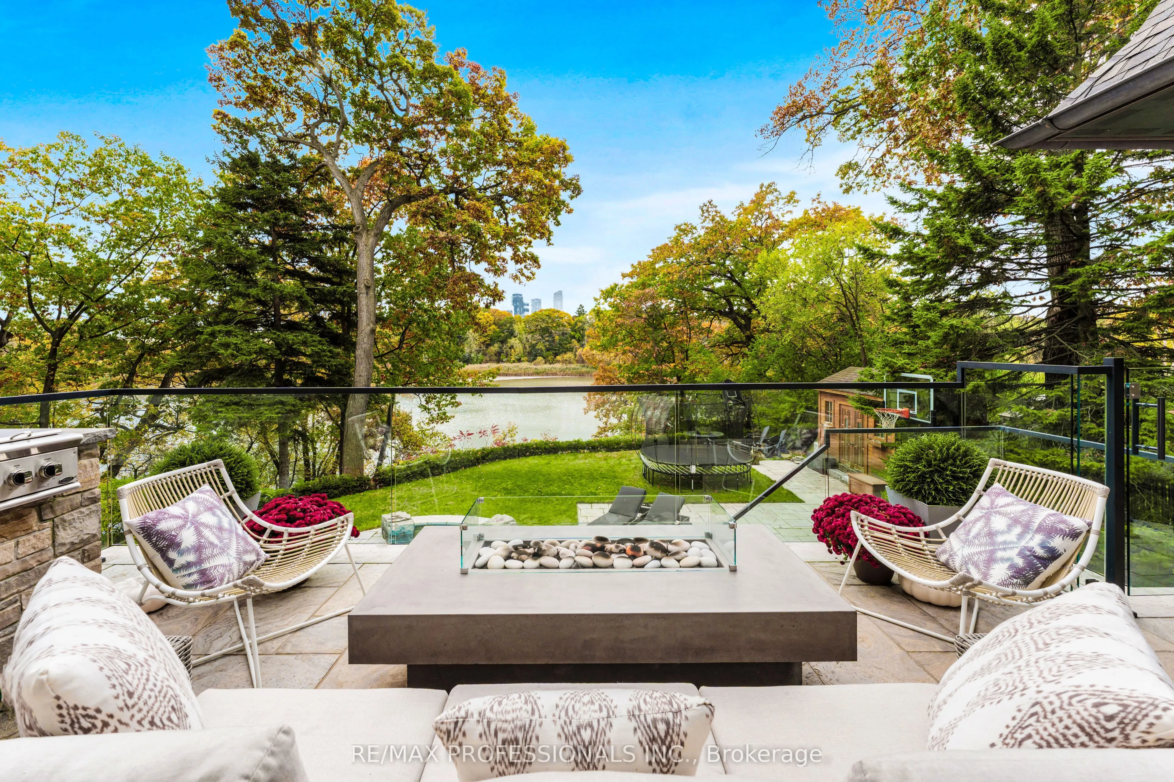 23 Riverside Crescent