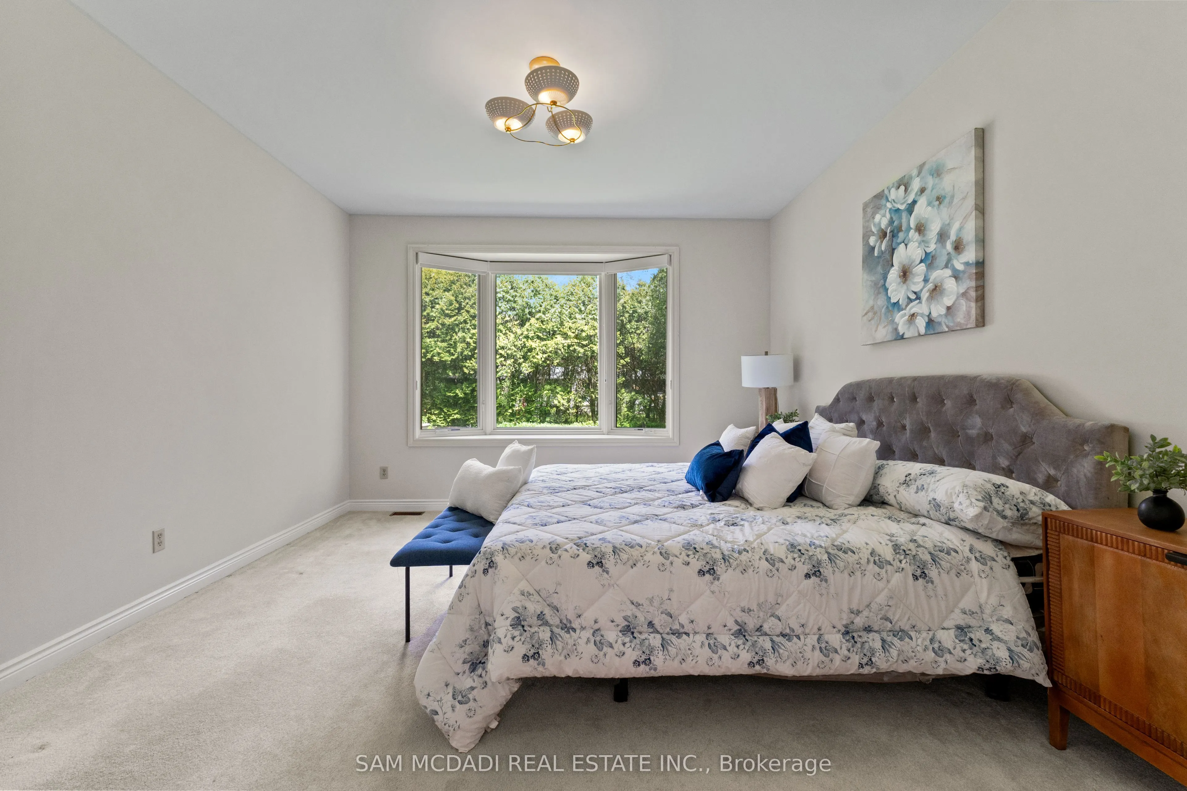 521 Vanessa Crescent