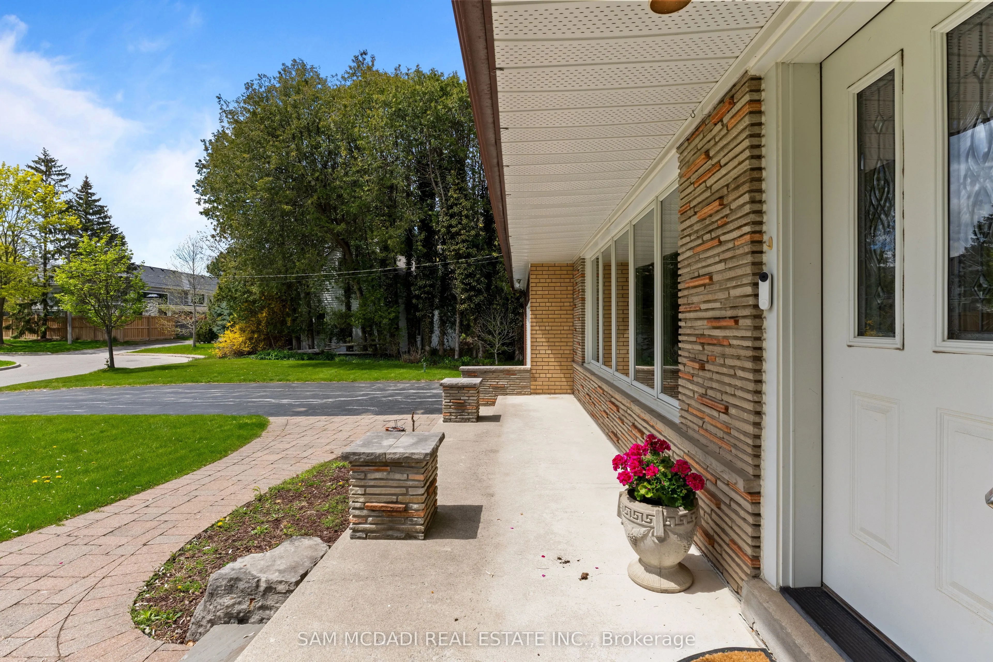 521 Vanessa Crescent