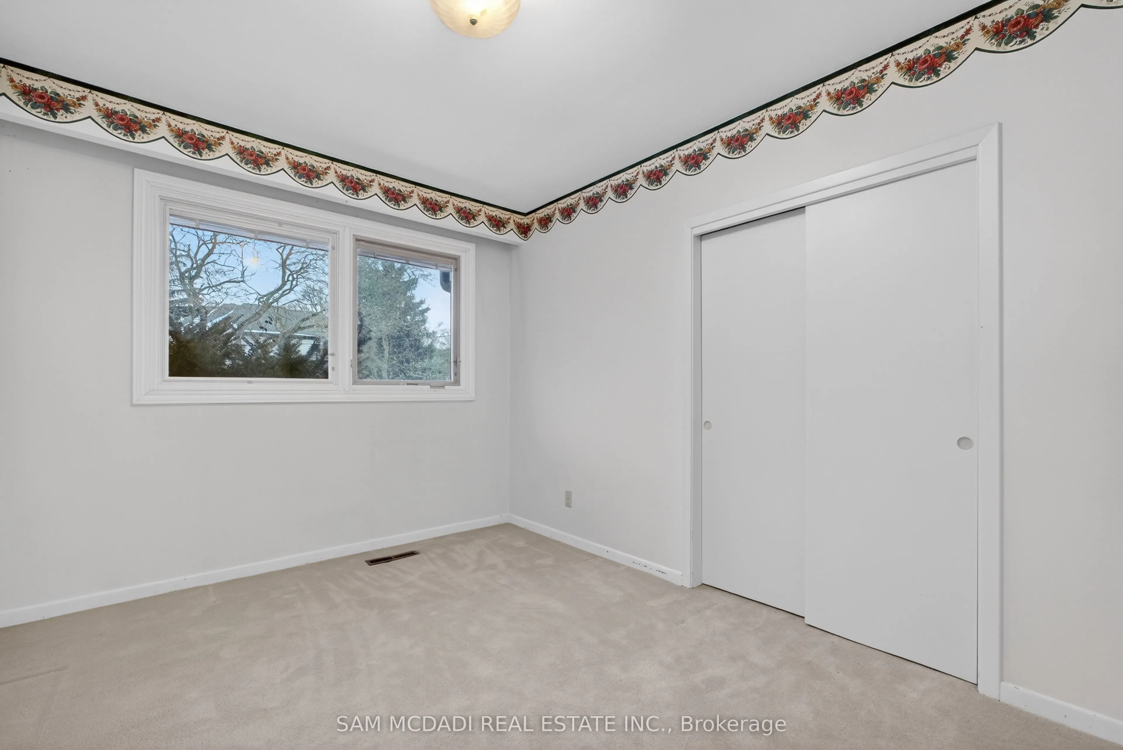 521 Vanessa Crescent
