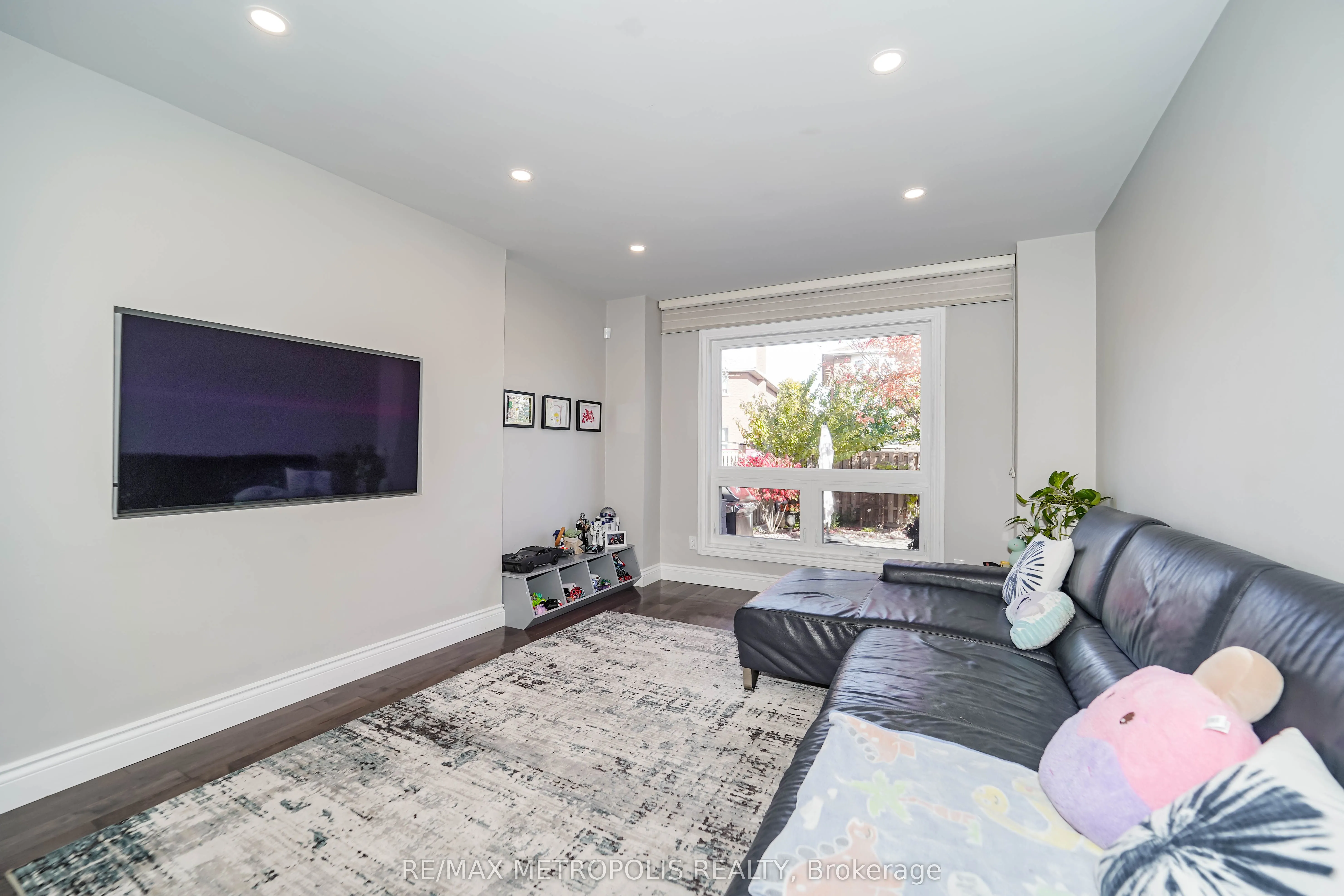 4392 Grassland Crescent