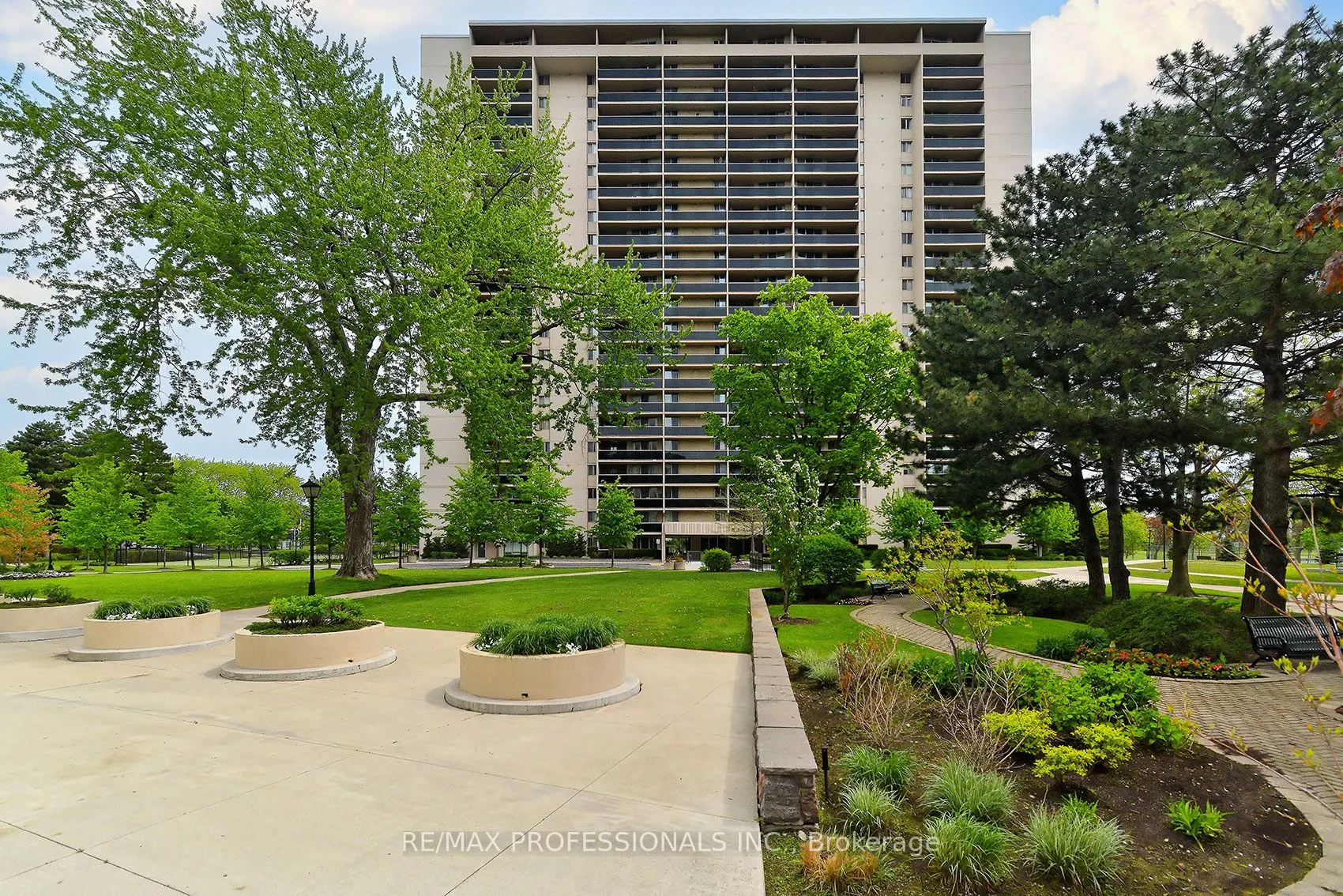 812 Burnhamthorpe Road #1504
