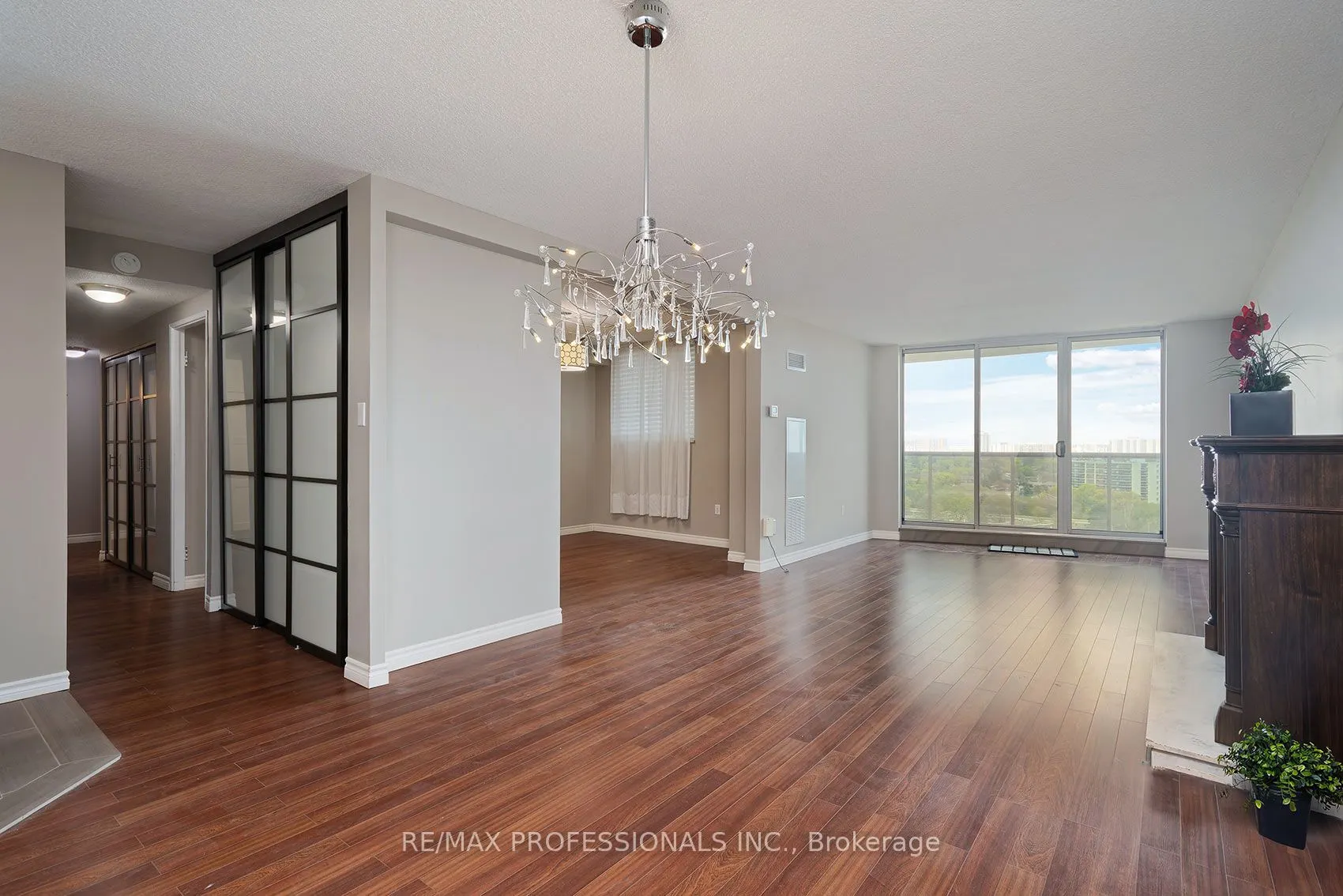 812 Burnhamthorpe Road #1504