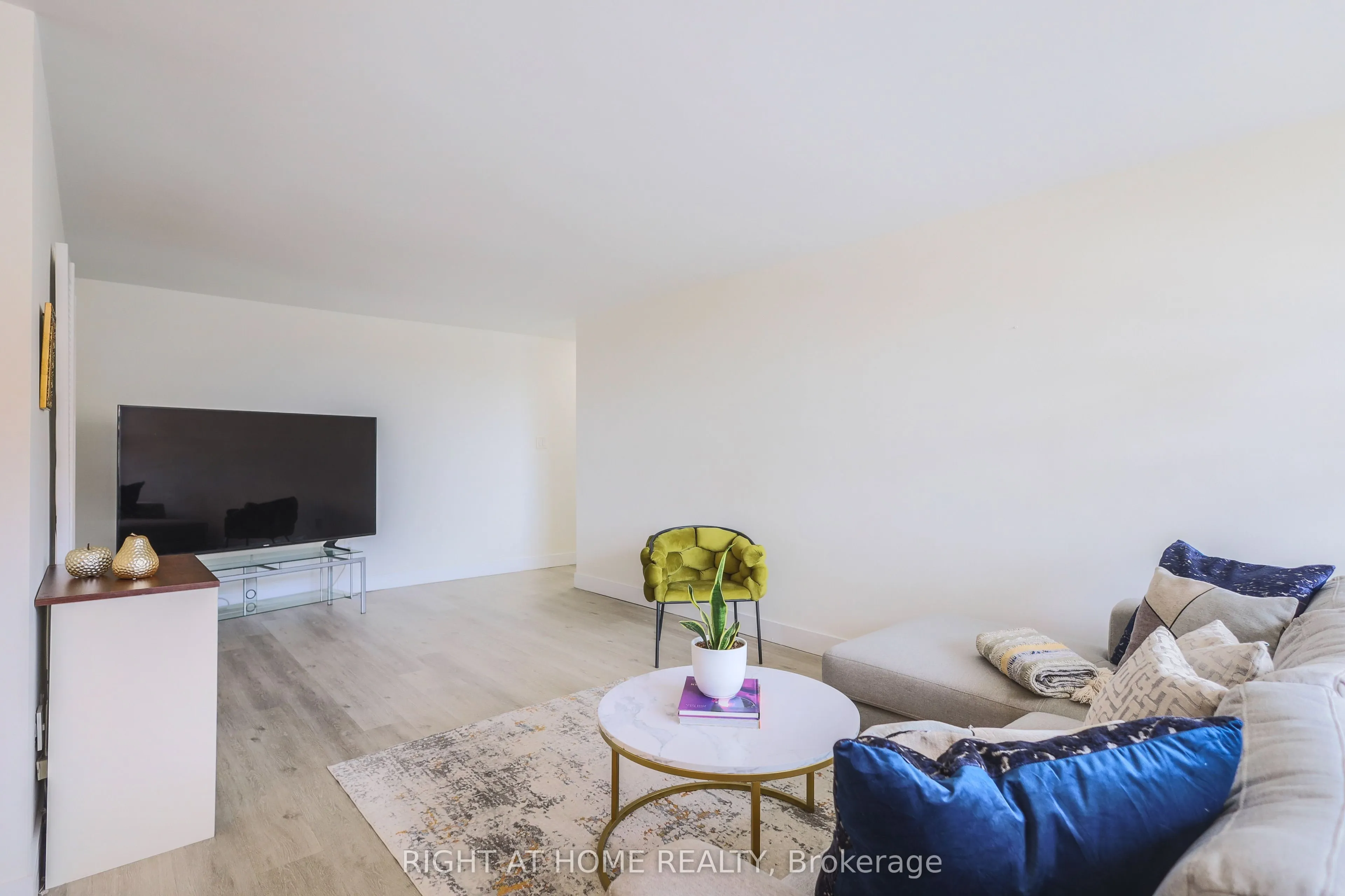 1455 Lawrence Avenue W #207