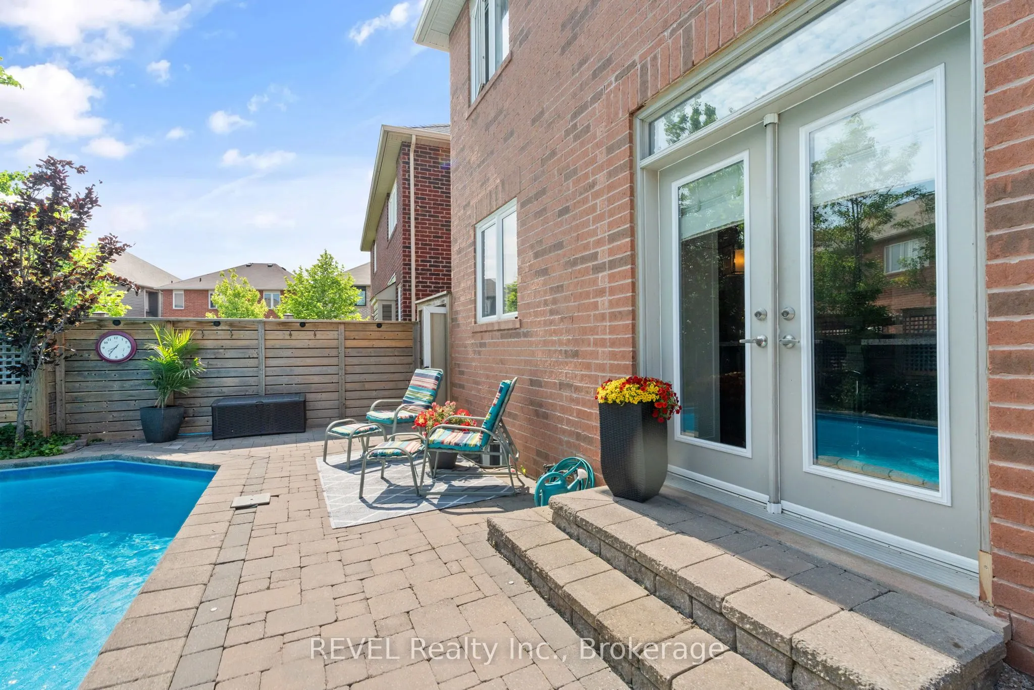 401 Schreyer Crescent