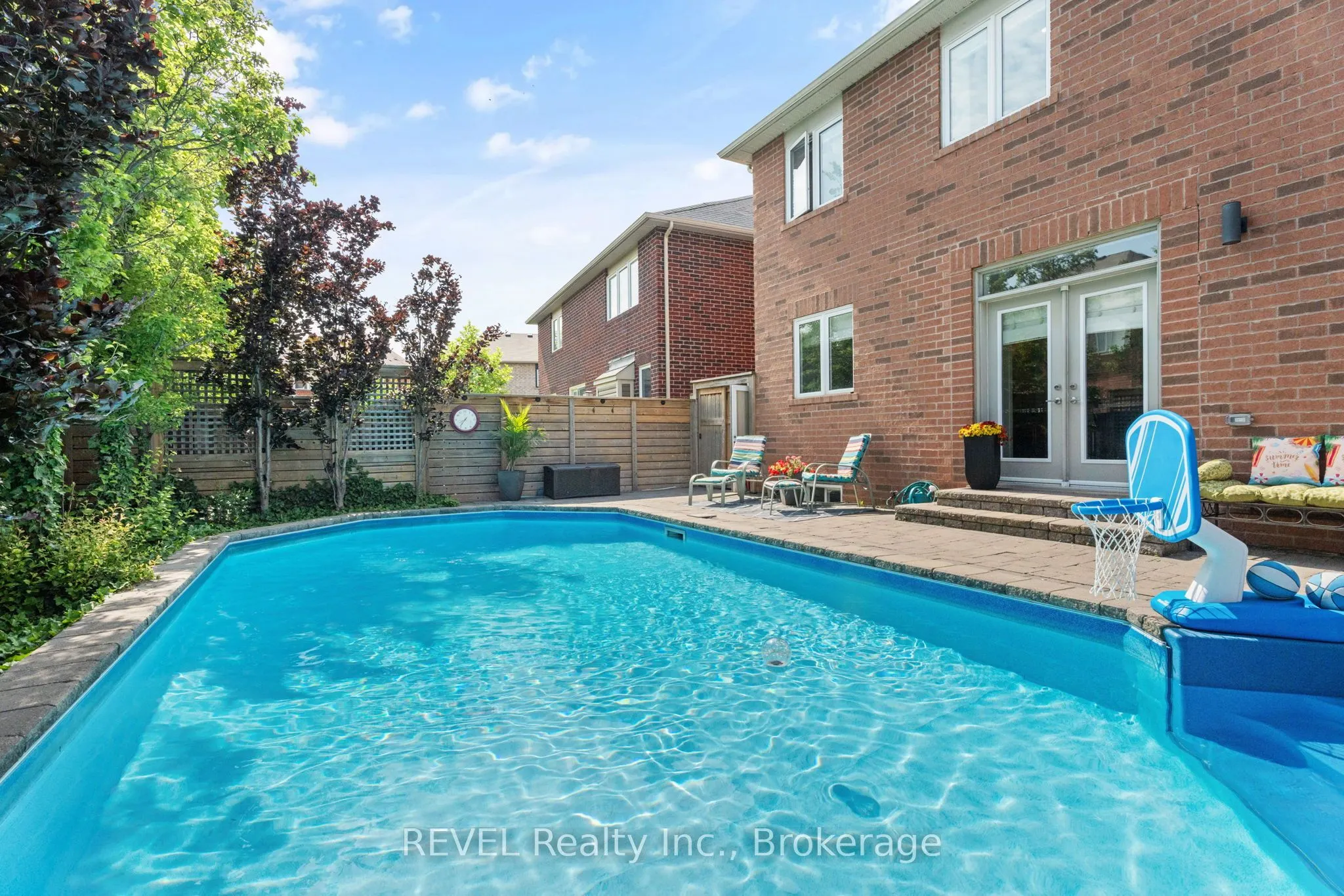 401 Schreyer Crescent